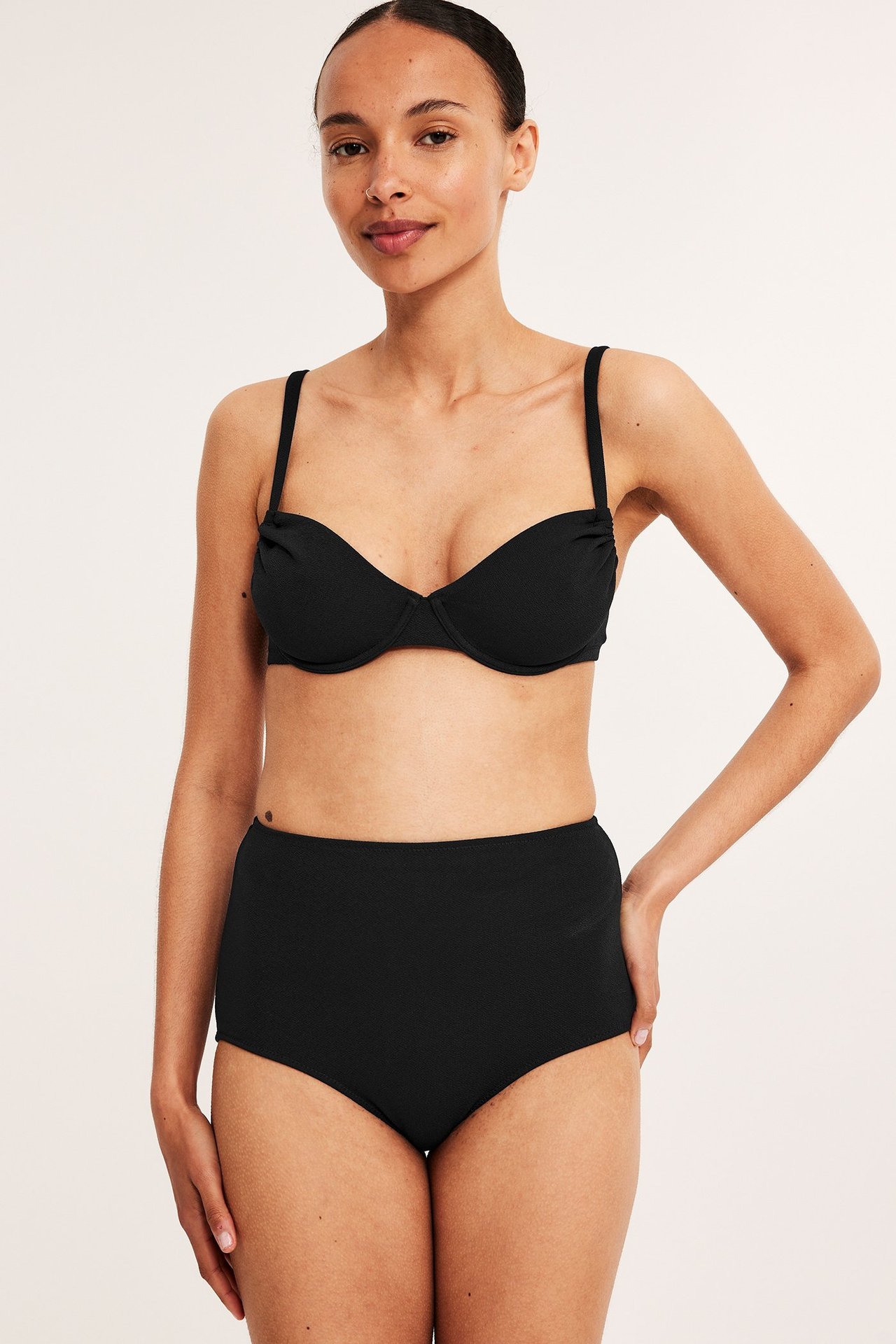 Bikinialaosa, jossa korkea vyötärö