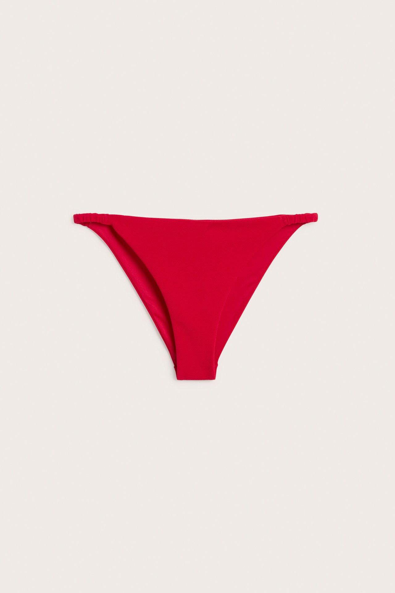 Edestä, punaiset kuvioidut brazilian-bikinihousut kapeilla sivunauhoilla.