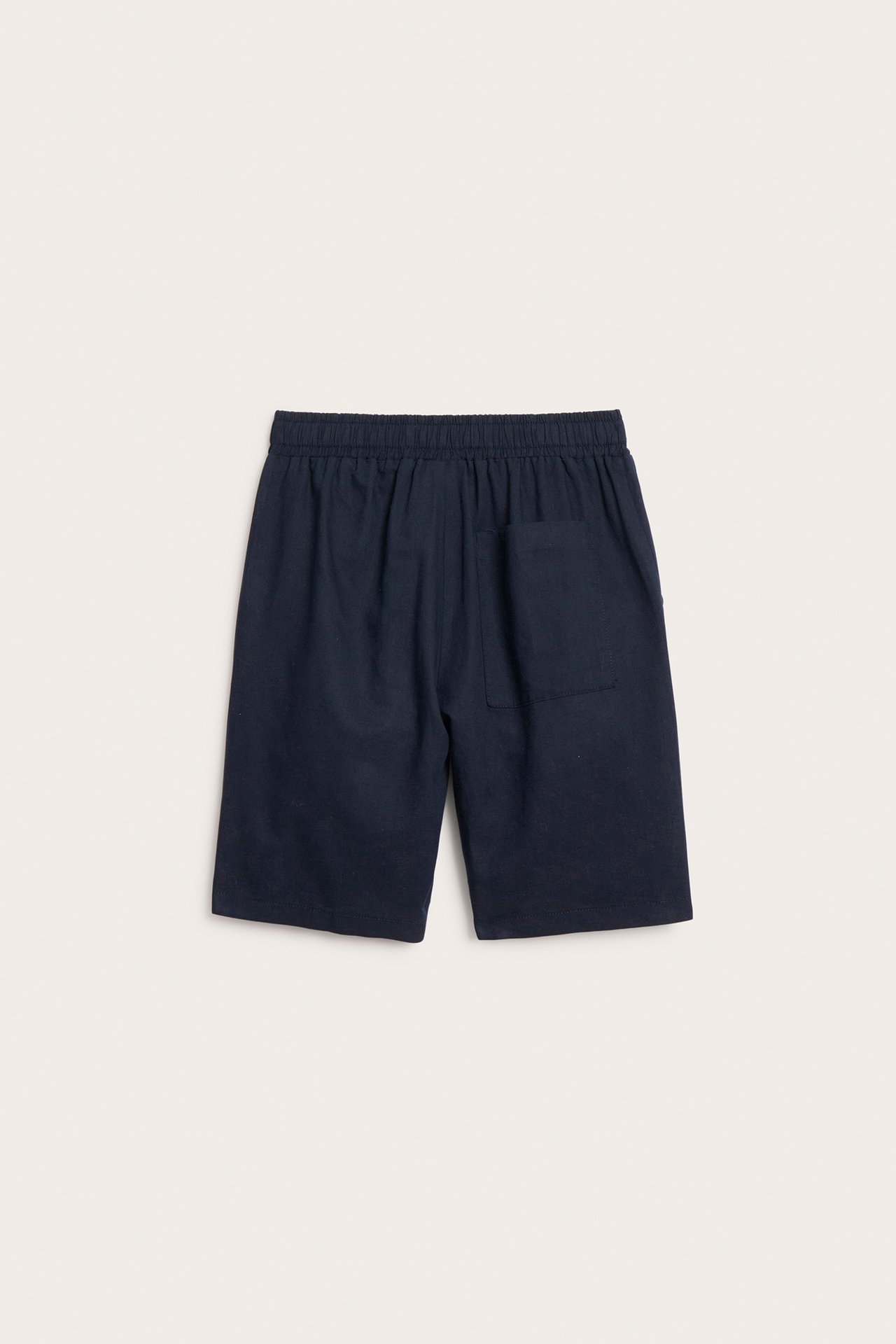 Bakfra: mørkeblå linblanding-shorts med elastisk midje og en baklomme.