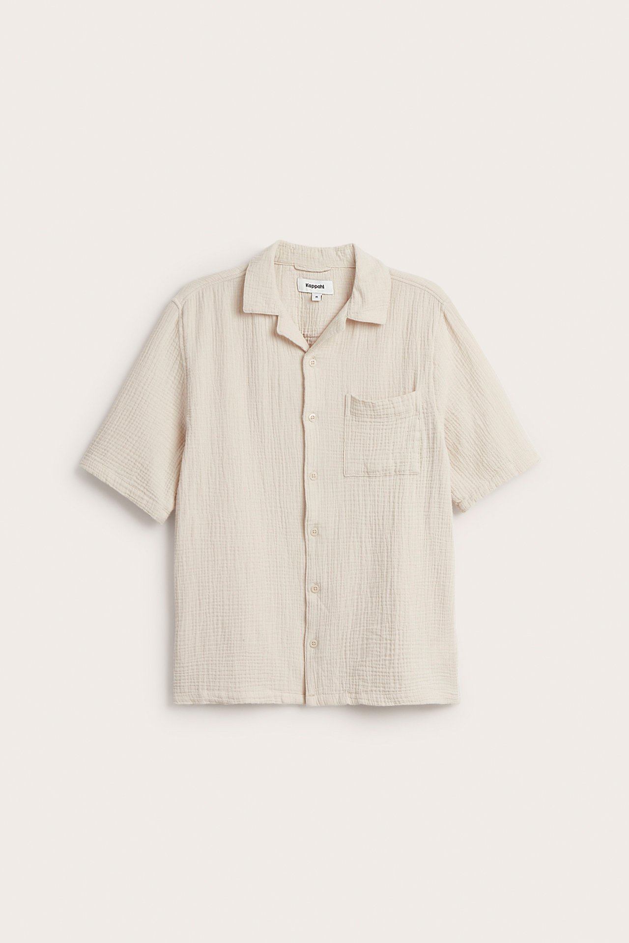 Frontvisning: Lys beige kortermet pyjamasskjorte for menn i krøllet bomull med slagkrage og brystlomme.