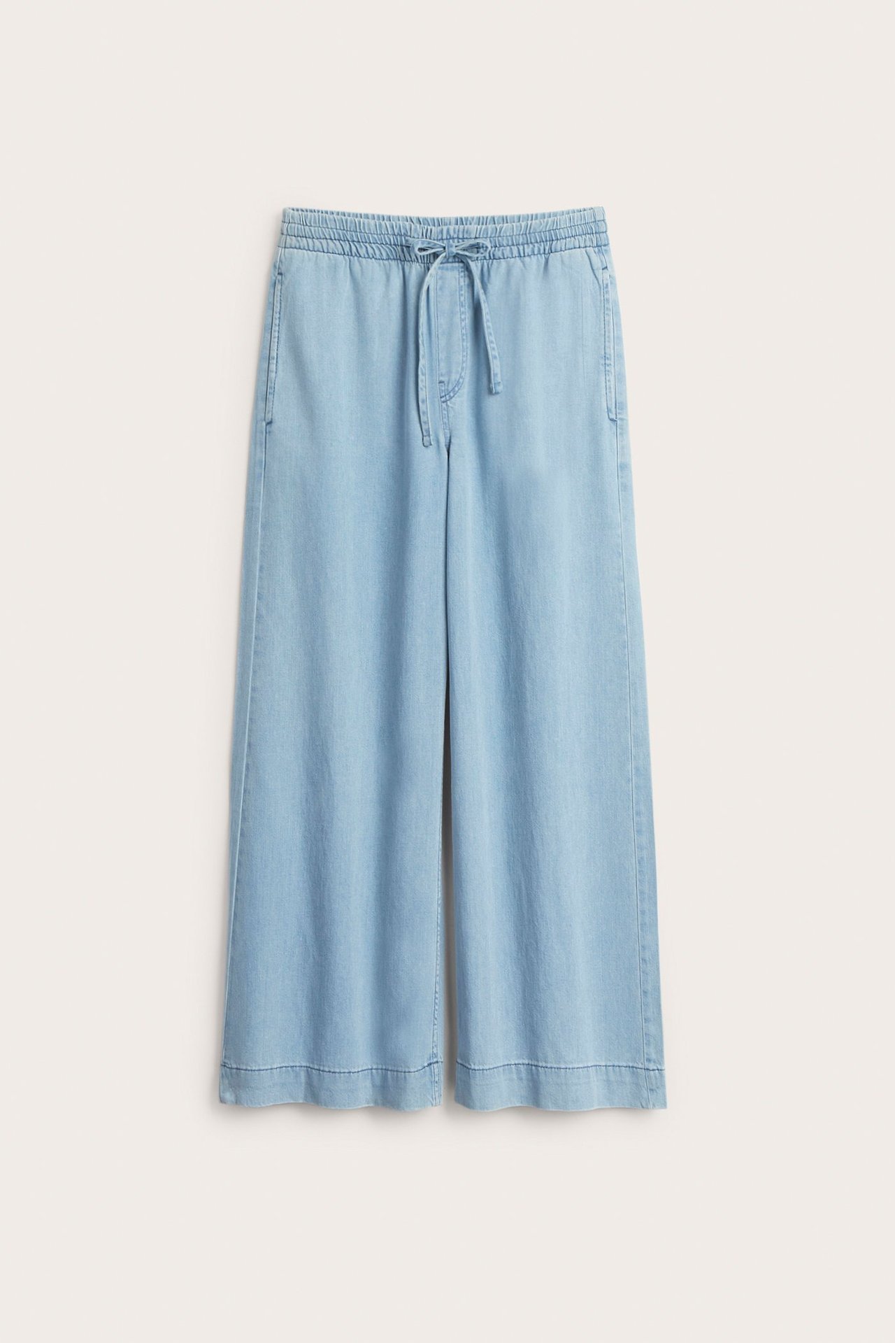 Frontvy av ljusblå vida pull-on jeans med resår och dragsko i midjan, Tencel-bomullsblandning.
