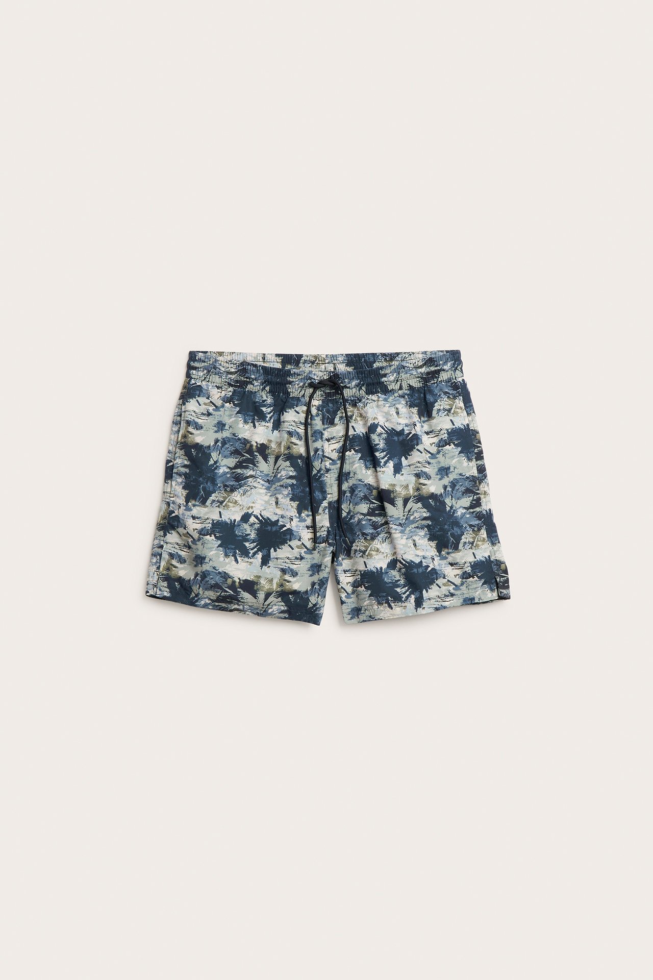 Framifrån: Herrbadshorts i mörkblå mönstrad återvunnen polyester med resår och dragsko i midjan.