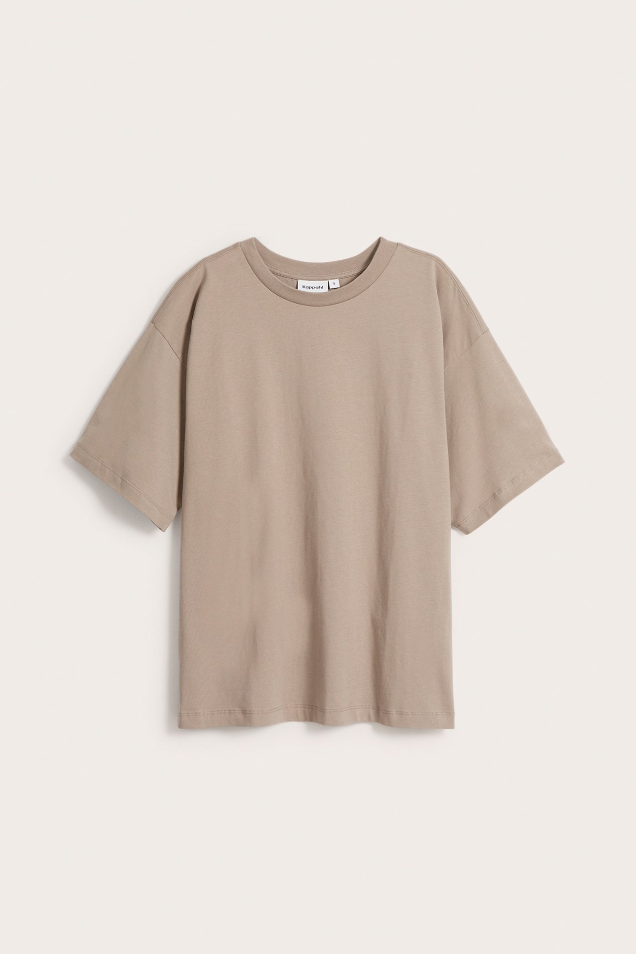 Frontvisning av en mørk beige oversized bomulls-t-skjorte med korte ermer og rund hals.
