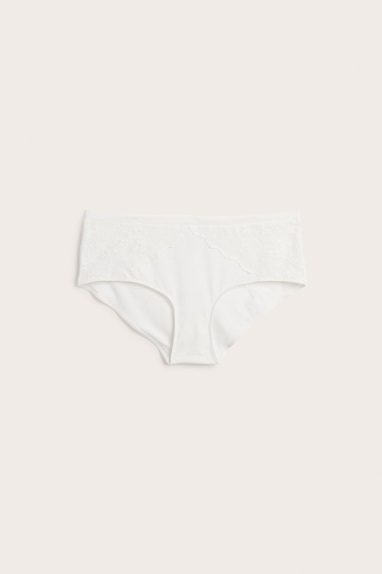 Forfra, hvit mikro hipster-truse med blondedetaljer på det elastiske midjebåndet.