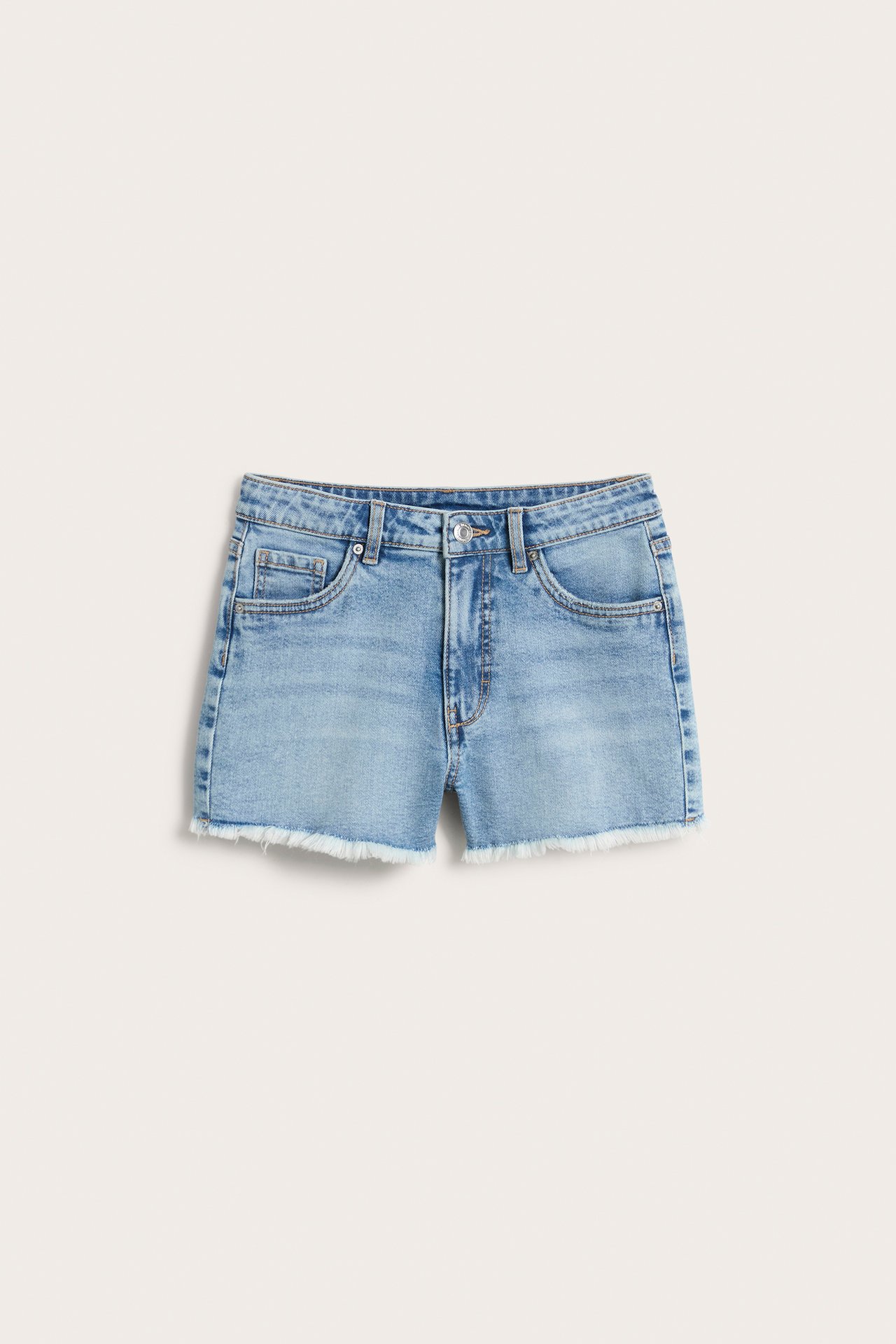 Framifrån ljusblå jeansshorts med rå kant nertill.