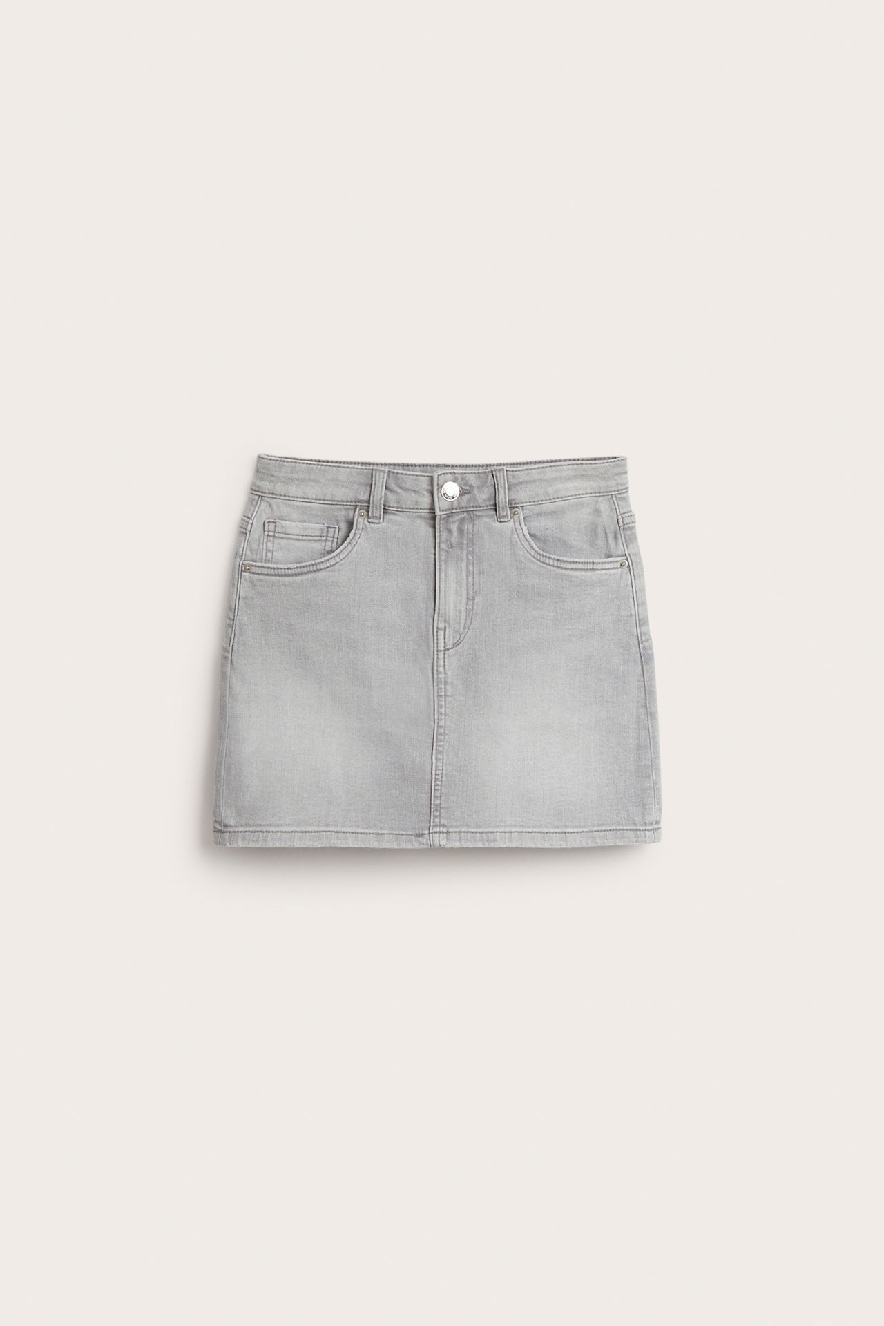 Framifrån, kort grå stretch-jeanskjol med knapp- och dragkedjestängning samt fickor.