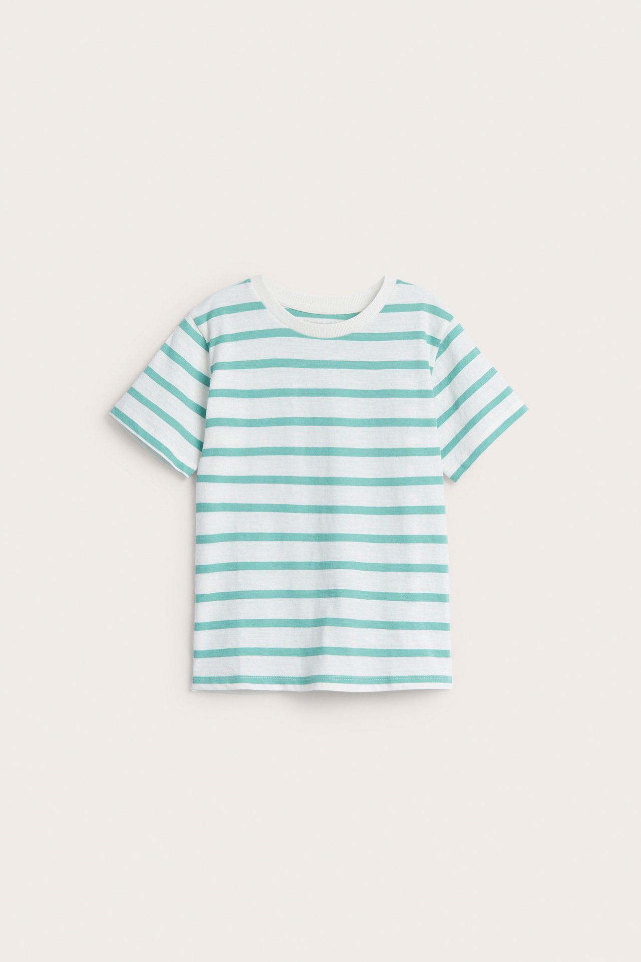 Framifrån, en randig t-shirt i vit bomull med korta ärmar och gröna horisontella ränder för barn.