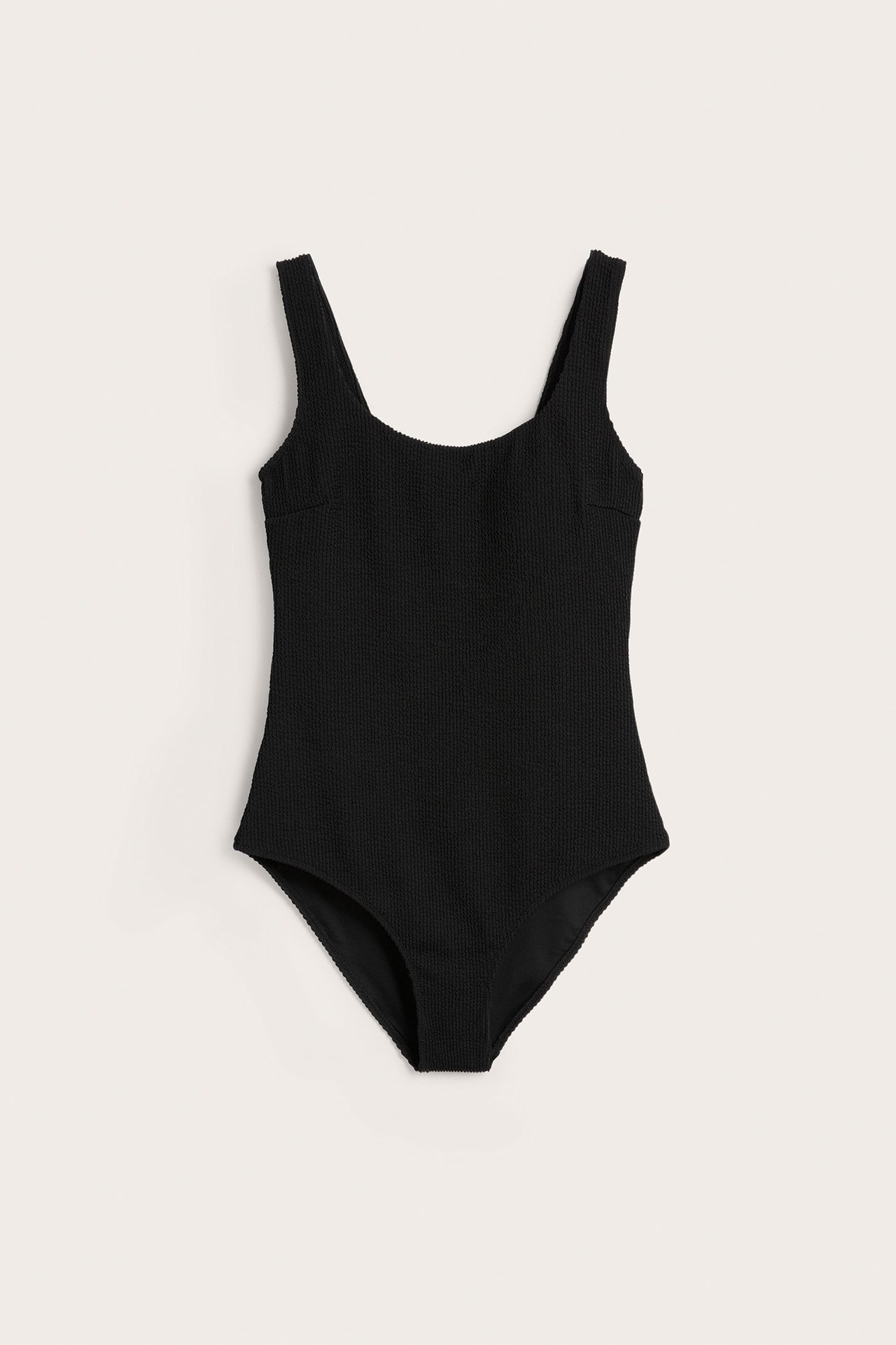 Widok z przodu czarnego, teksturowanego stroju kąpielowego z profilowanymi miseczkami.