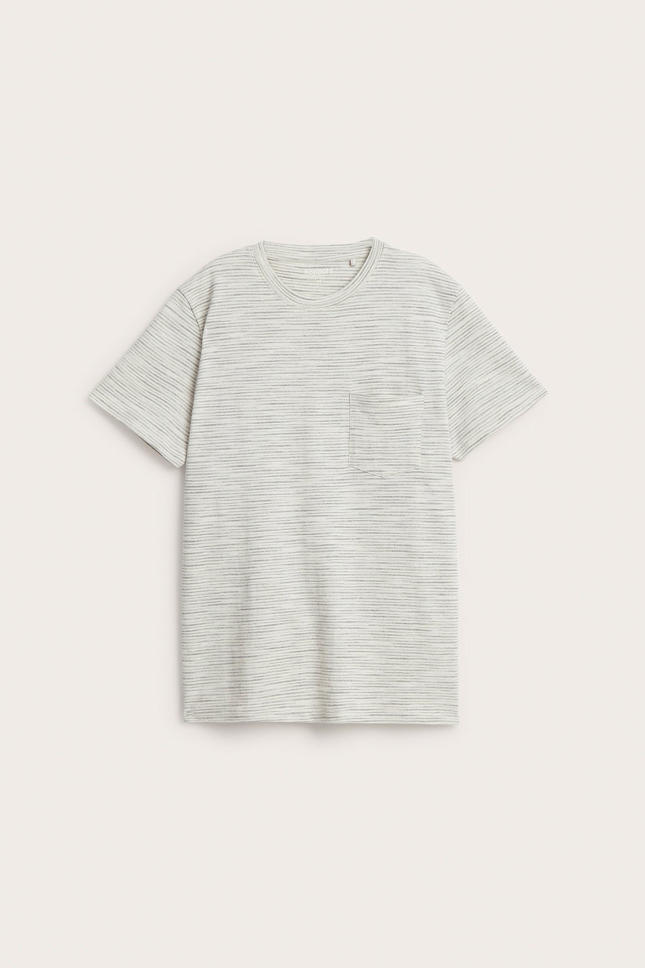 Edestä: Luonnonvalkoinen miesten melange-t-paita, jossa lyhyet hihat, pyöreä pääntie ja rintatasku.