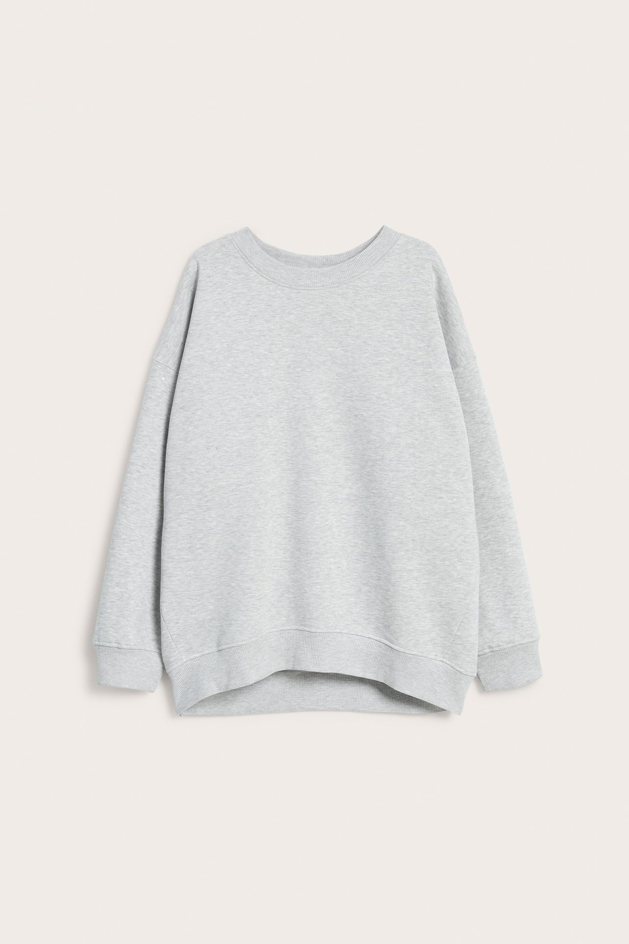 Frontvisning: Lys gråmelert lang sweatshirt med rund hals, ribbestrikkede mansjetter og kant.
