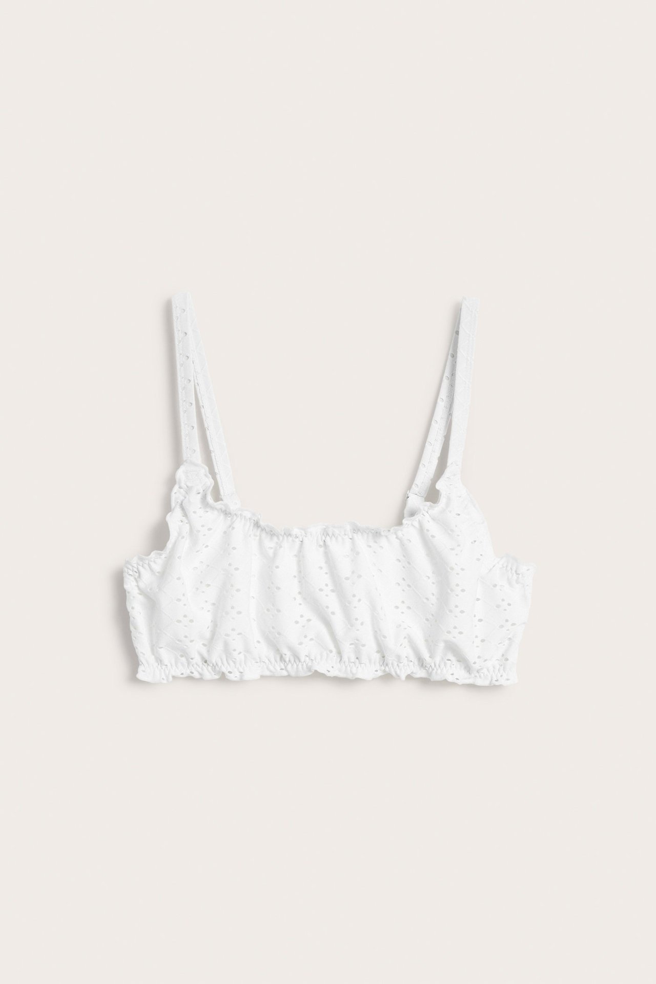 Widok z przodu kremowego biustonosza bikini z żakardowym wzorem, falbankami i regulowanymi ramiączkami.