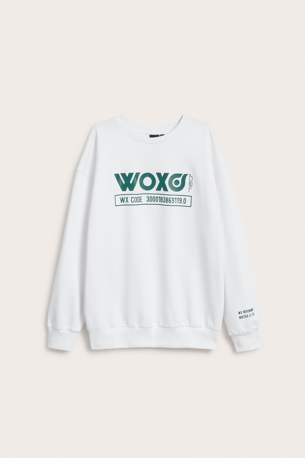 Framifrån, vit sweatshirt i bomullsblandning för barn med grönt 'WOXO'-tryck på bröstet.