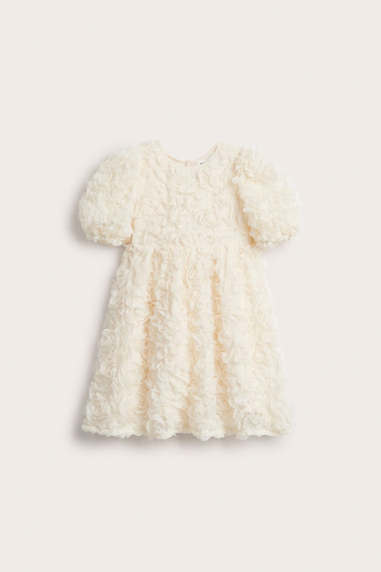 Widok z przodu kremowej sukienki dziecięcej z bufiastymi rękawami i siateczkową fakturą 3D w kwiaty.