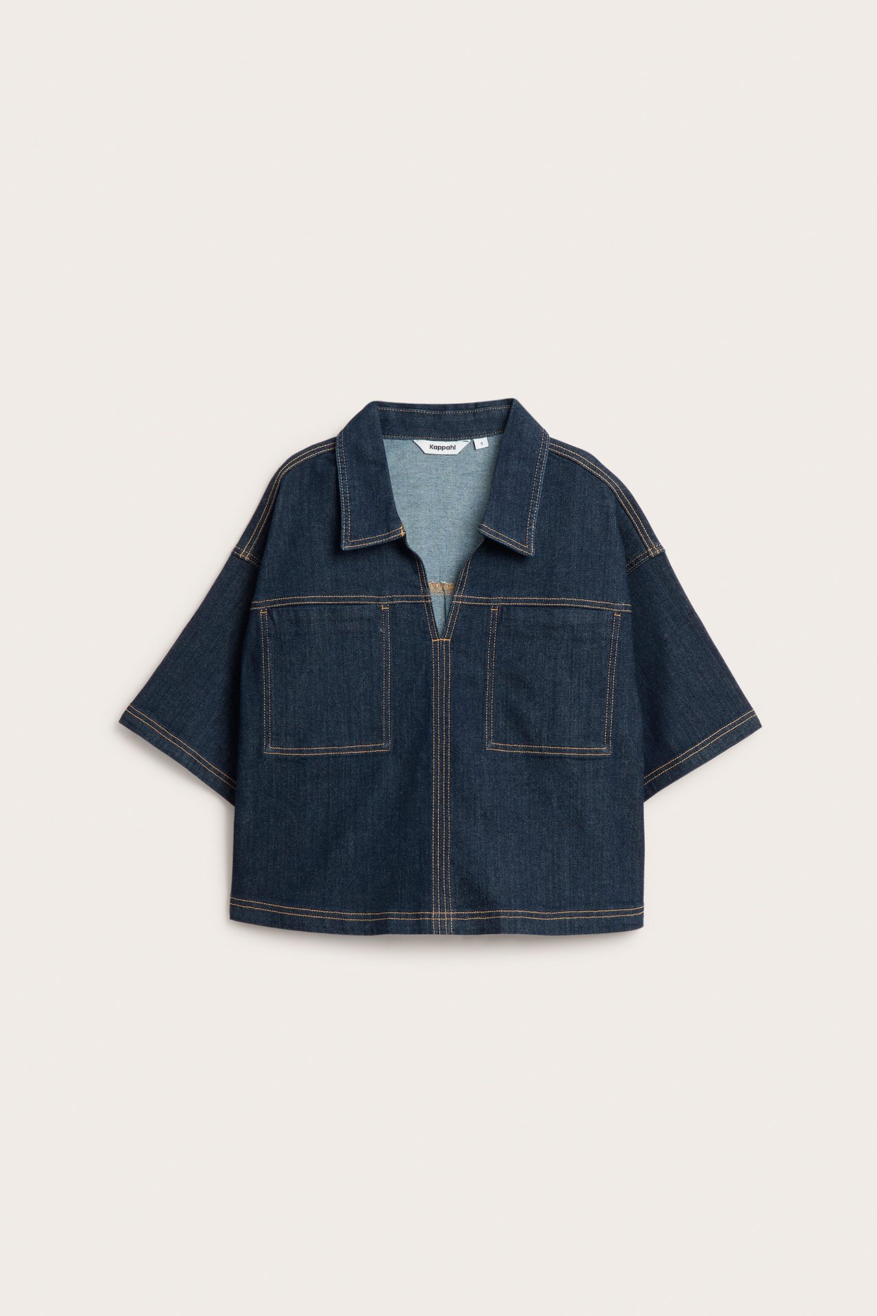 Edestä tumma lyhythihainen denimpusero, jossa kaulus, V-pääntie ja kaksi rintataskua.