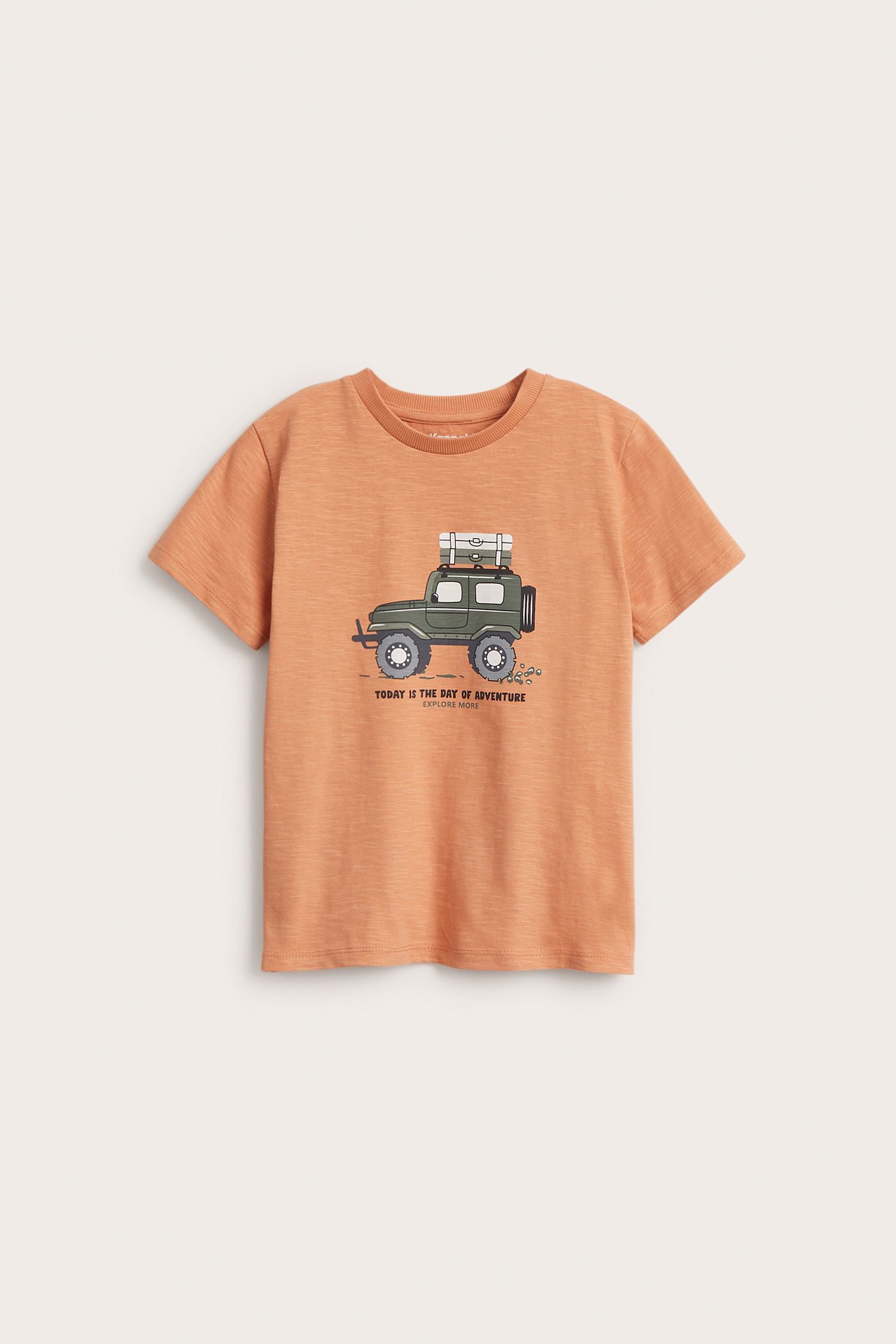 Edestäpäin, lasten oranssi puuvillainen t-paita, jossa vihreä maastoauto-printti edessä.