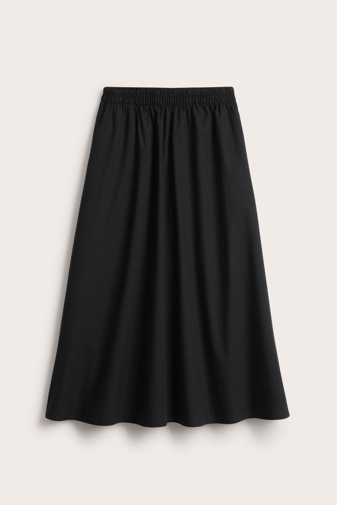 Widok z przodu czarnej rozkloszowanej spódnicy z popeliny z elastyczną talią i kieszeniami bocznymi.