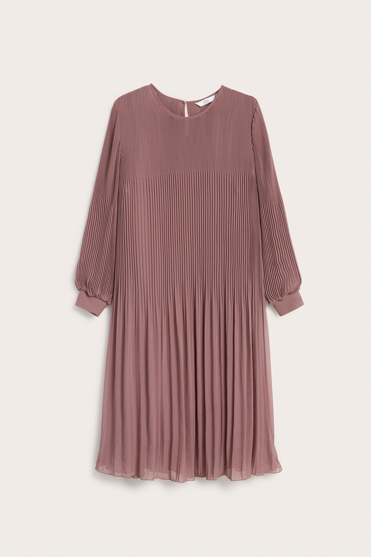 Framsida av en mauve plisserad chiffongklänning med långa ärmar och trikåmuddar.