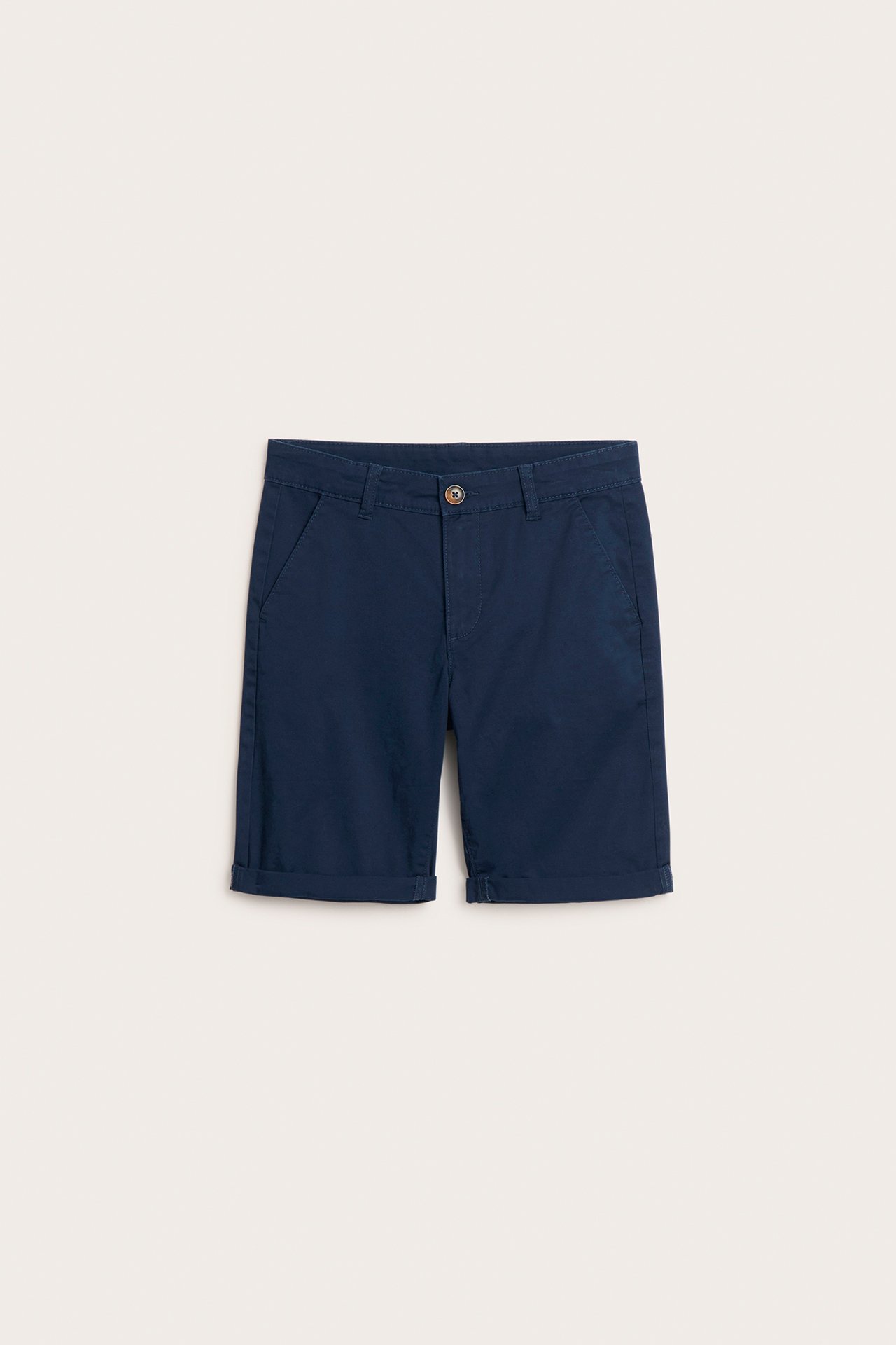Frontvisning av mørkeblå chinosshorts til barn i stretchbomull med knapp, glidelås og oppbrettede benkanter.