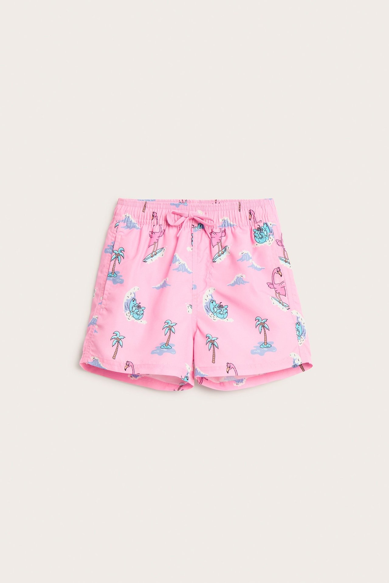 Frontvy av barnens ljusrosa badshorts med surfmönster av flamingos, sköldpaddor och palmer, resår och dragsko.