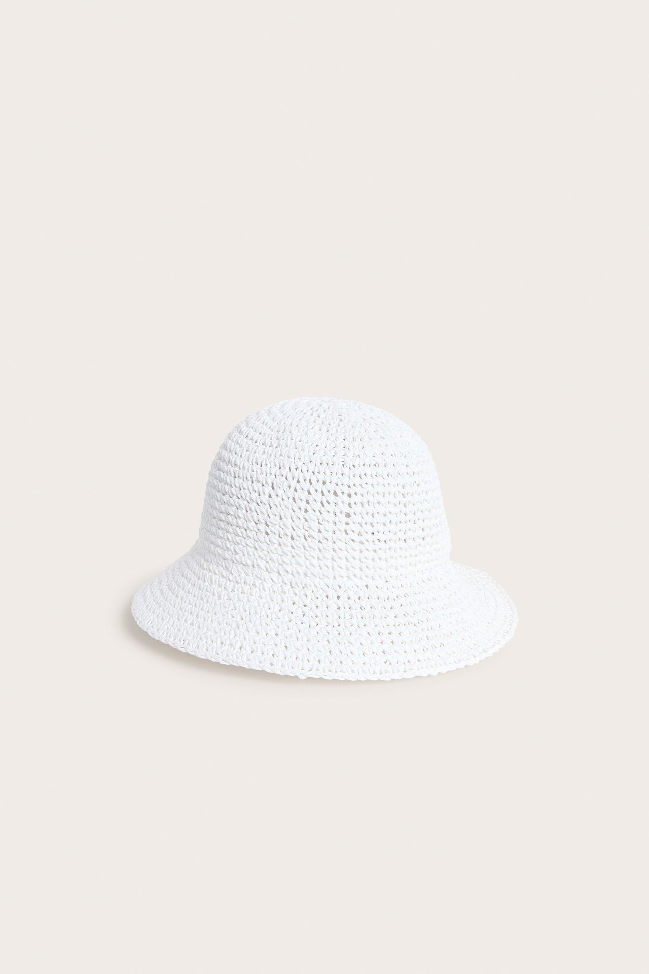 Widok z przodu: kremowy pleciony kapelusz słomkowy z zaokrągloną główką i opadającym rondem.