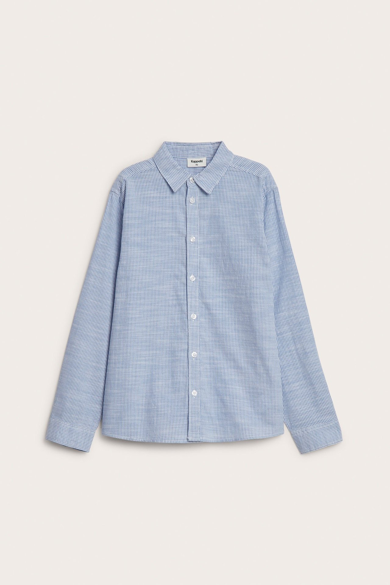Widok z przodu jasnoniebieskiej koszuli bawełnianej w białe paski z białymi guzikami.