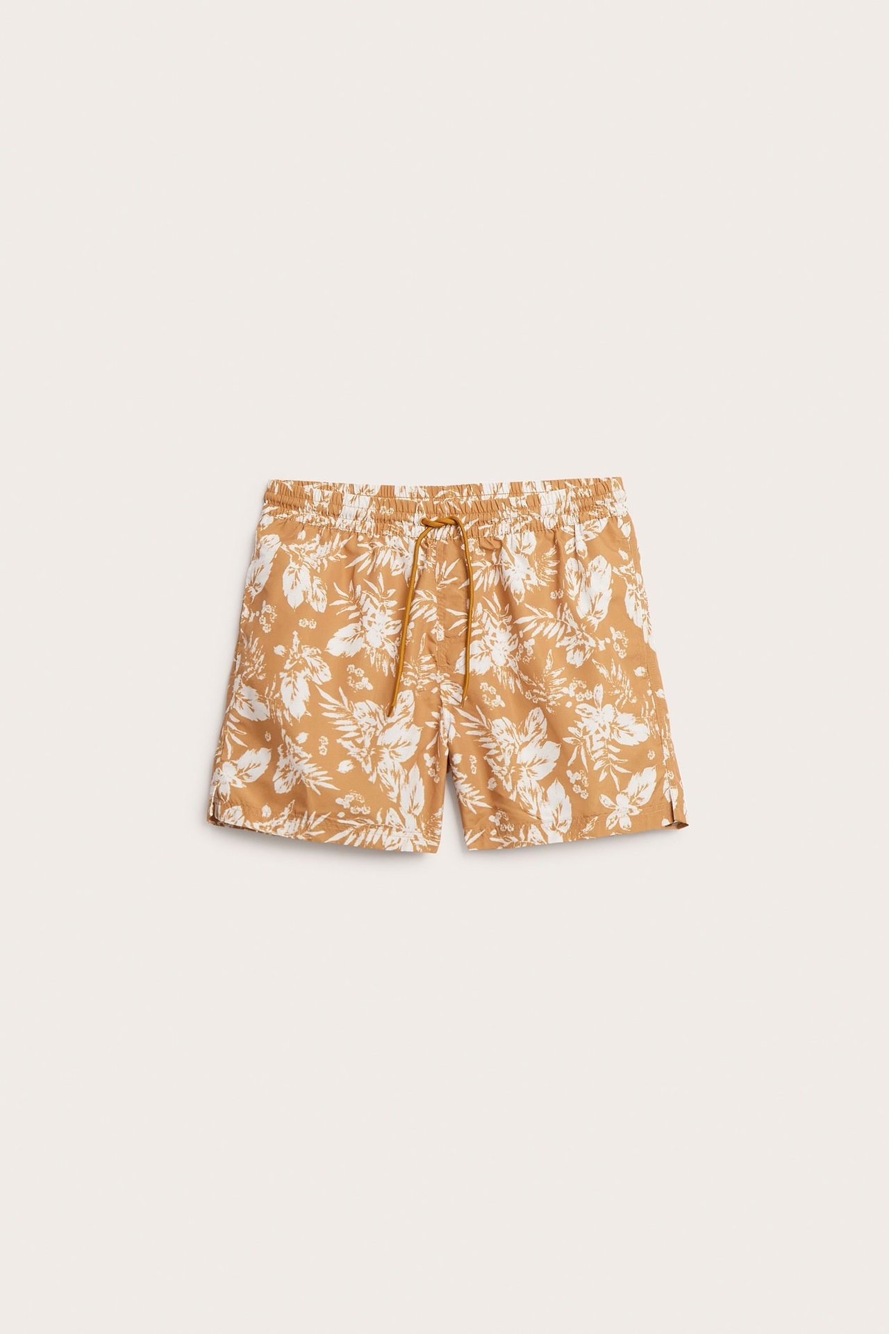 Framifrån: Herrbadshorts i brunt med vitt blommönster, resår och dragsko i midjan.