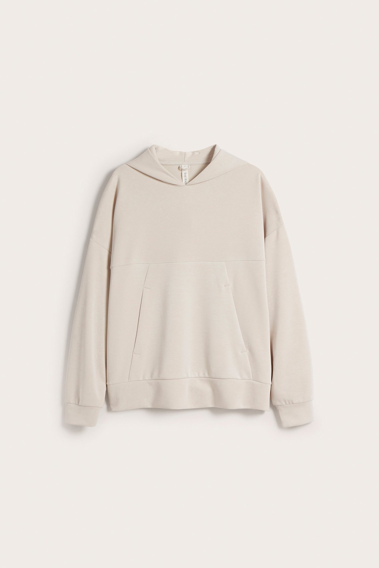 Framifrån, ljusbeige mjuk huvtröja i modalmix med huva och känguruficka fram.