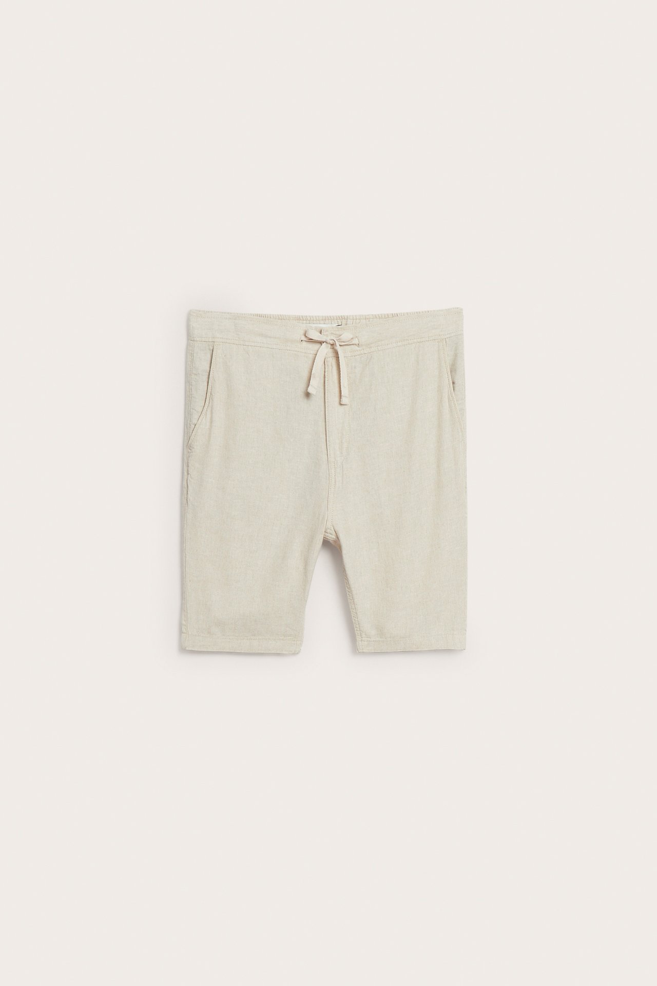 Frontvy av beiga shorts i linnemix för män med dragsko och resår i midjan.