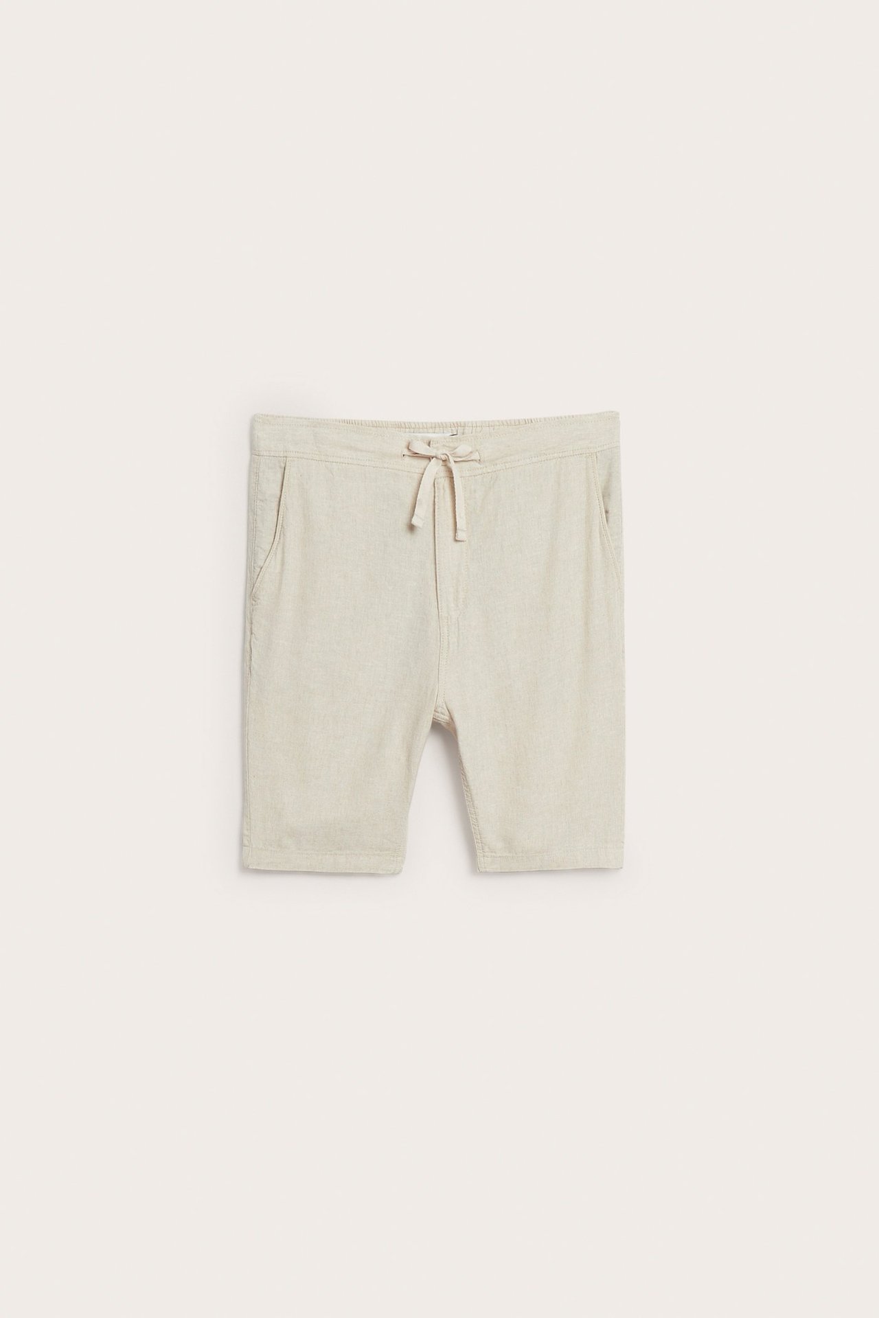 Widok z przodu męskich beżowych szortów z mieszanki lnu, ze sznurkiem i gumką w pasie.