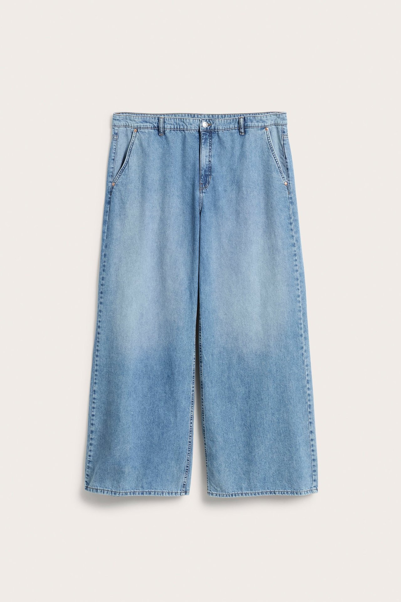 Frontvy av ljusblå vida jeans med hög midja i bomull med fickor.