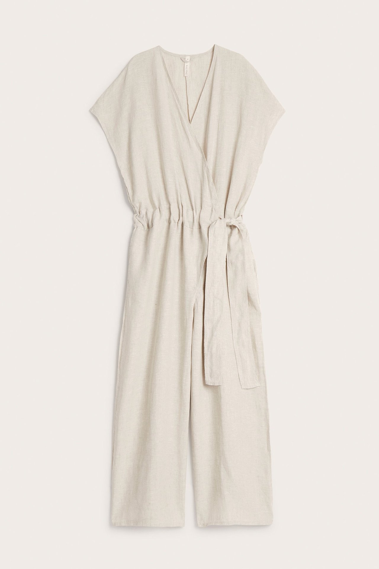 Frontvisning: Beige lin-jumpsuit med omslagstopp, elastisk midje med knyting og rette ben.