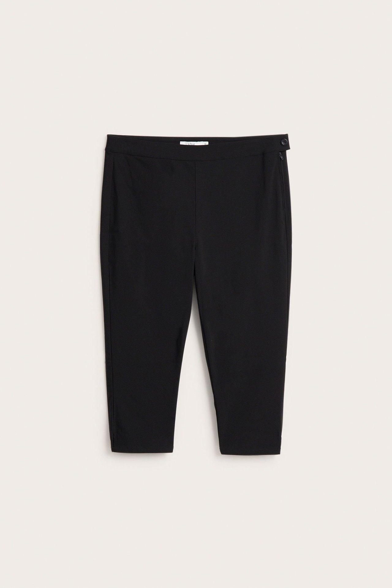 Widok z przodu czarnych, dopasowanych spodni capri z bocznym guzikiem i zamkiem.