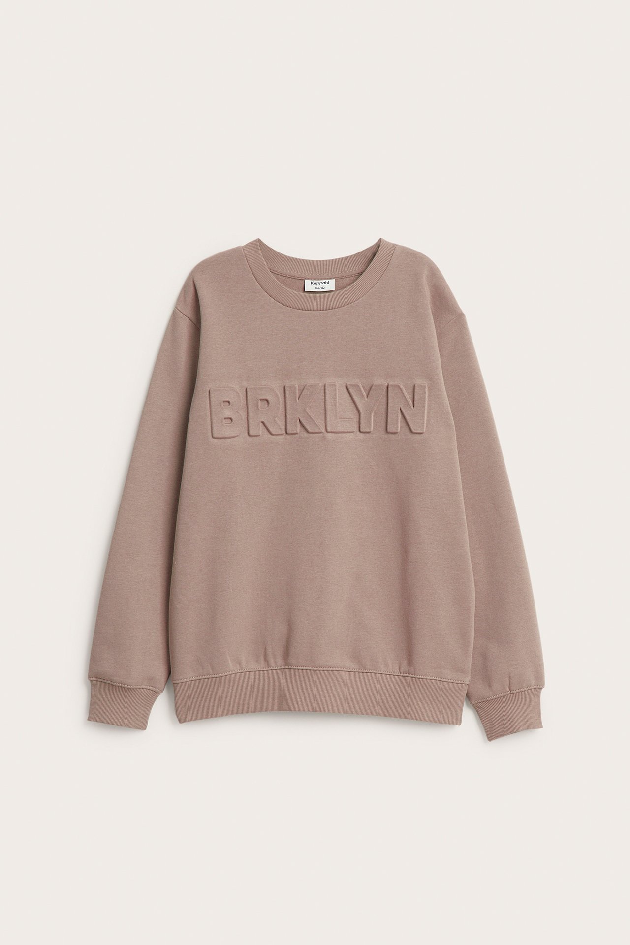 Frontvisning av en brun sweatshirt med preget 'BRKLYN'-trykk, ribbestrikkede mansjetter og nederkant.
