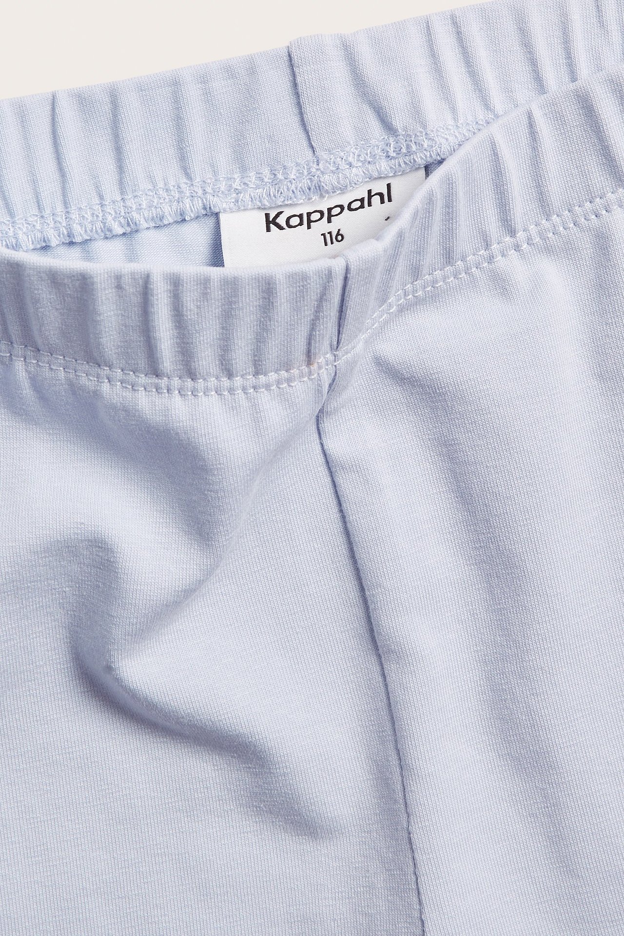 Zbliżenie na dziecięce liliowe legginsy 3/4 z mieszanki bawełny z elastycznym pasem.