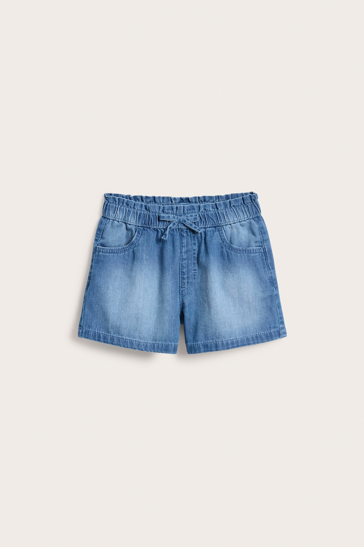 Frontvy av mjuka ljusblå jeansshorts för barn med resår i midjan och fickor fram.