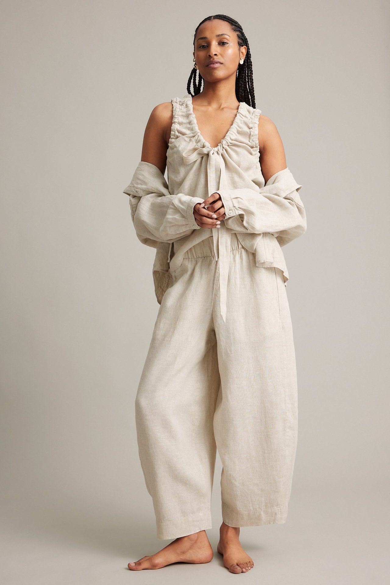 Frontvisning: Kvinne i beige melert lin pull-on barrel leg-bukse, matchende topp og skjorte.