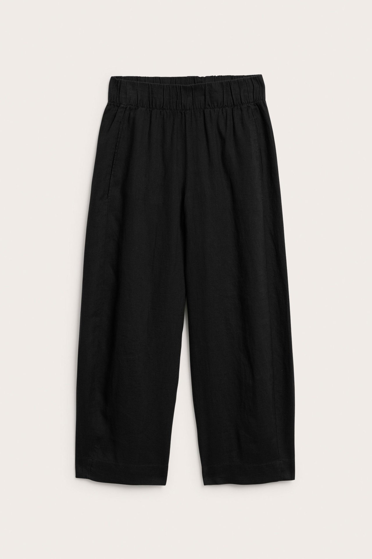 Frontvisning av svarte pull-on linbukser i barrel-leg-stil med elastisk midje.