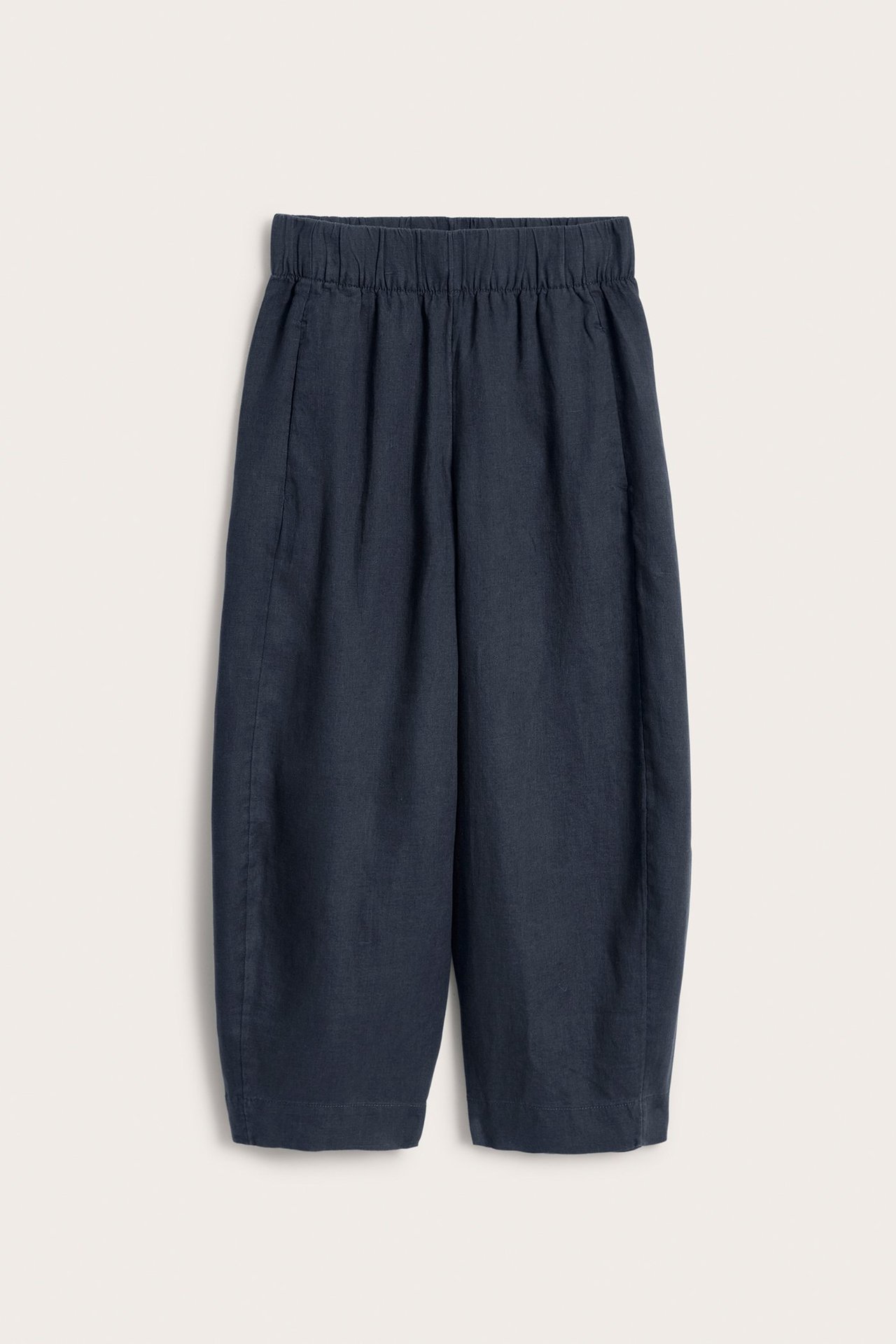 Frontvy av mörkblå pull-on linnebyxa med barrel leg och resår i midjan.