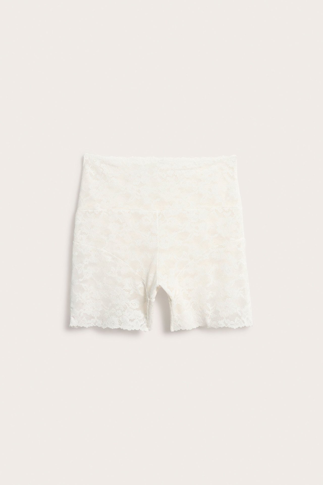 Frontvisning av offwhite høye blondeshorts i myk multistretch.