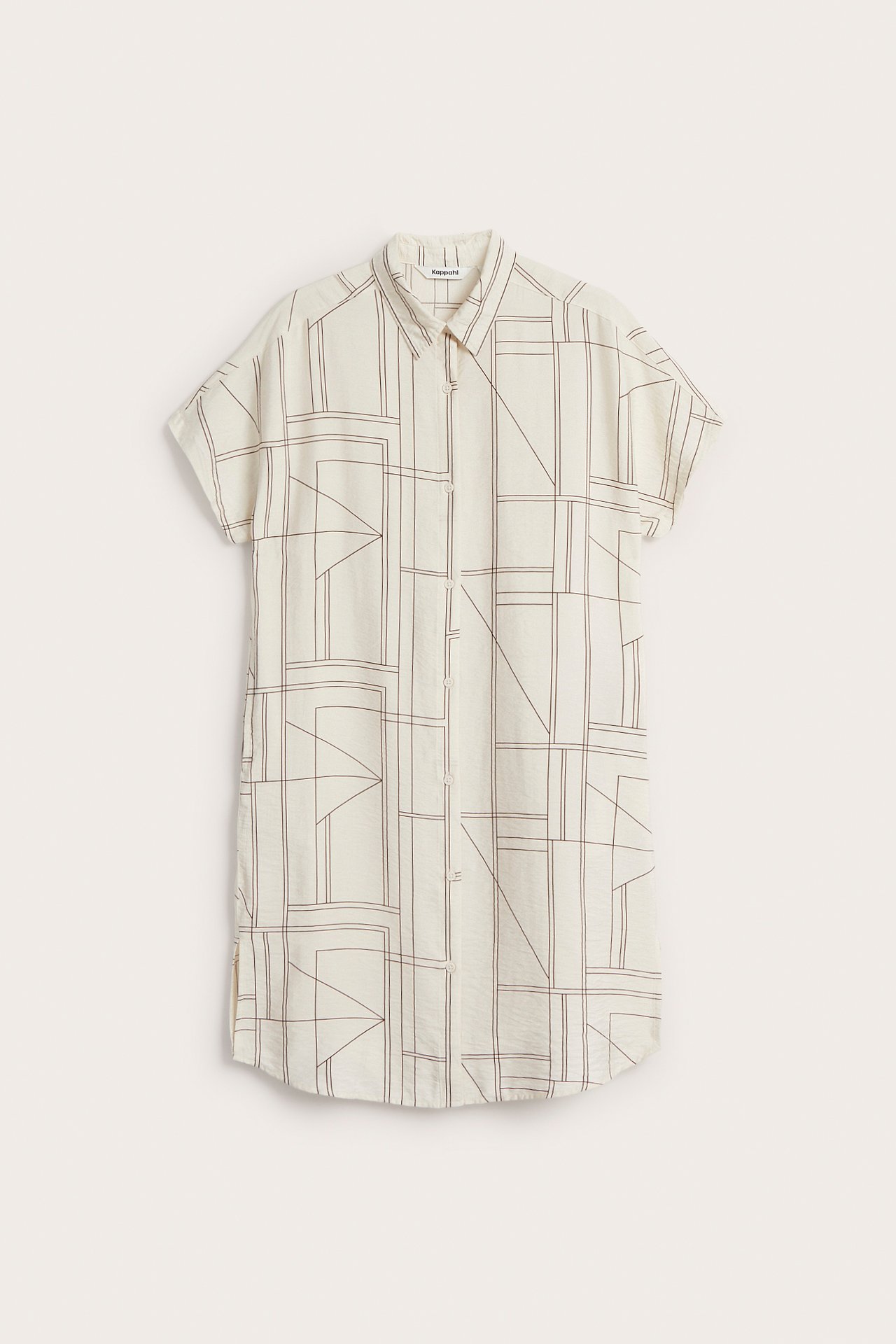 Framsida av en offwhite viskos skjortklänning med korta ärmar och brunt geometriskt linjemönster.