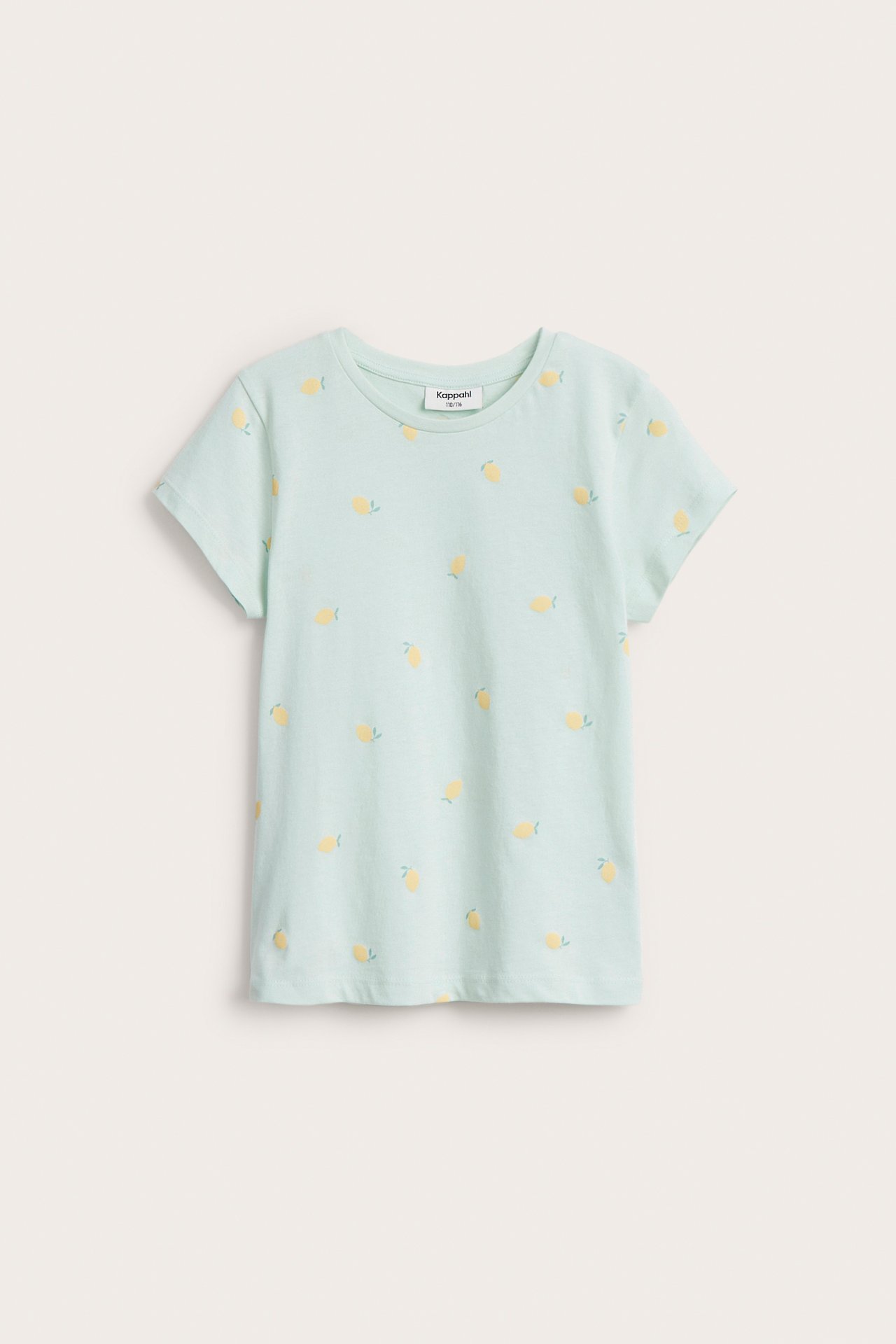 Framifrån, en ljusgrön bomulls-t-shirt för barn med korta ärmar och gult citronmönster.