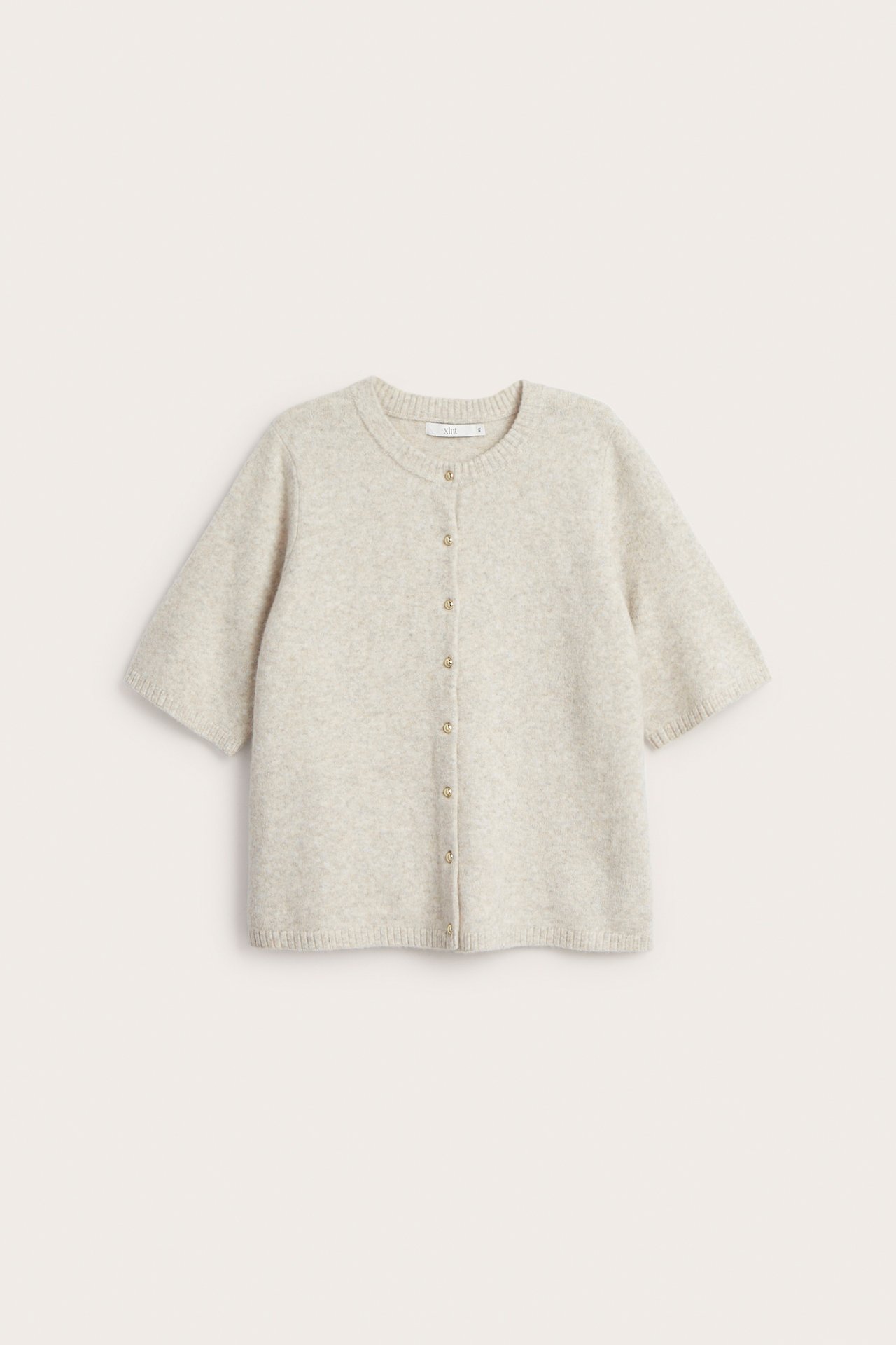 Frontvisning av en beige melert kortermet cardigan med rund hals og gullfargede knapper.