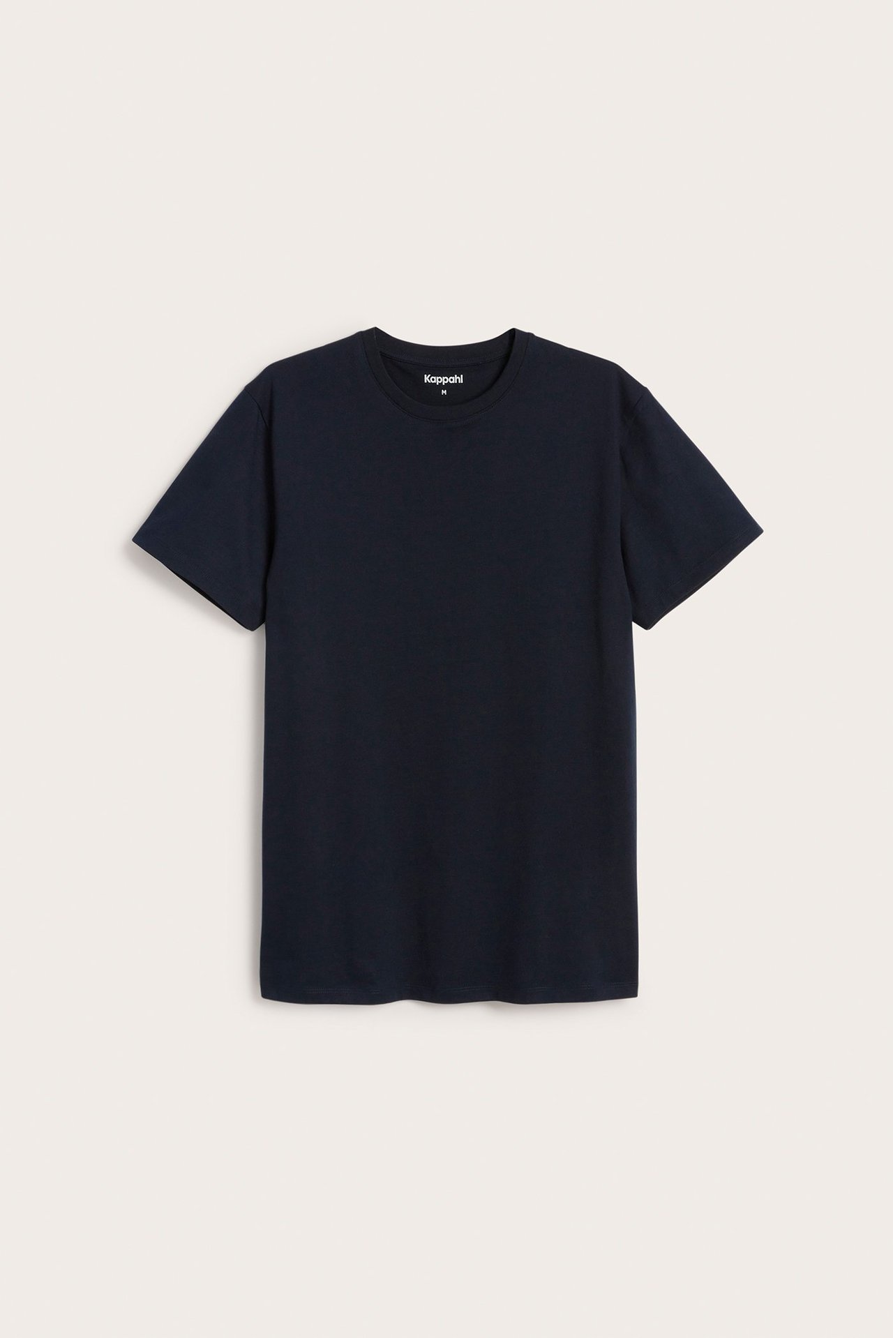 Widok z przodu: męski, granatowy, gładki t-shirt z okrągłym dekoltem, wykonany ze 100% bawełny.