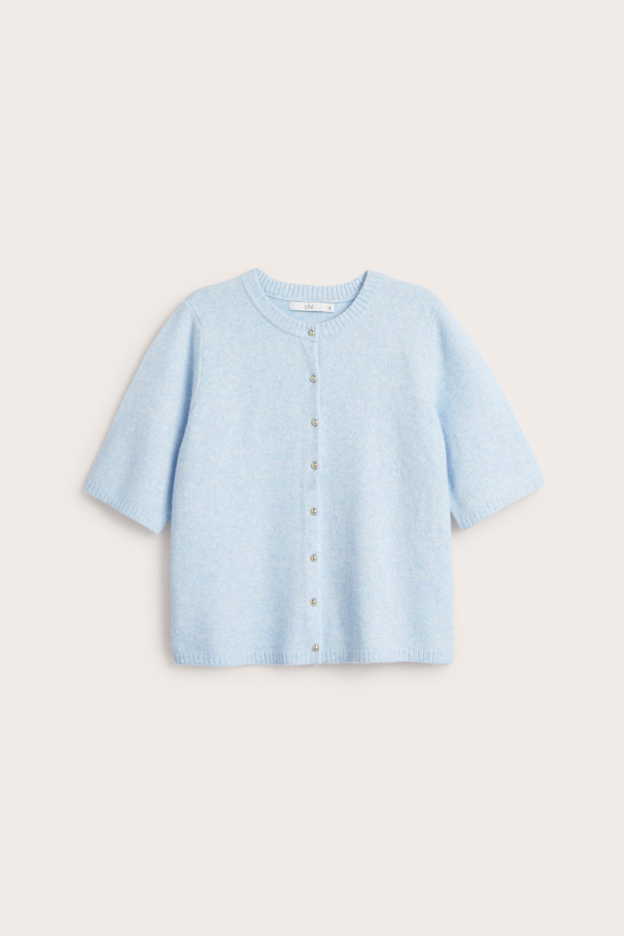 Frontvisning av en lyseblå melert kortermet cardigan med rund hals og sølvknapper.