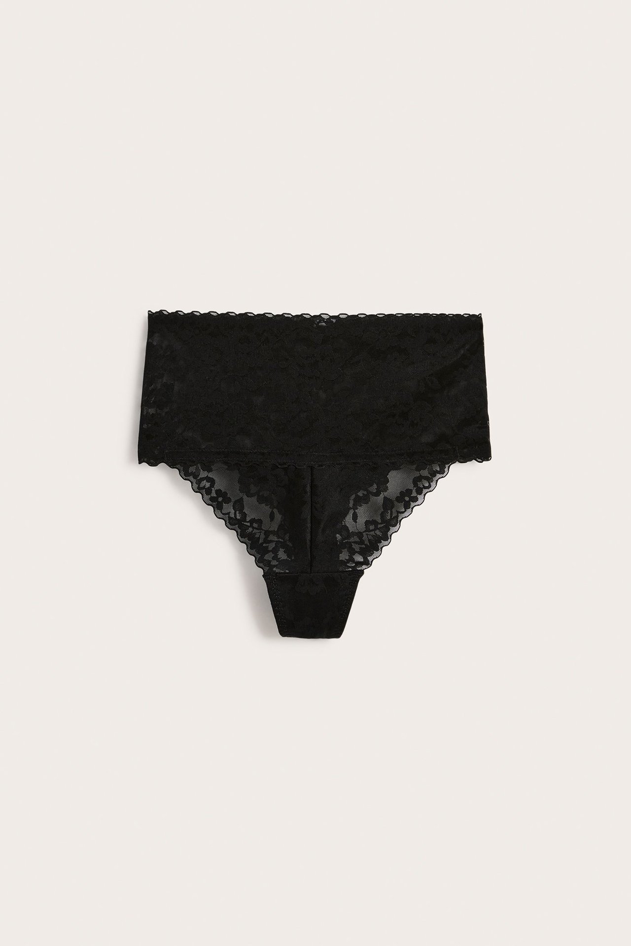 Forfra, svart blonde stringtruse med høy midje og shaping, med et delikat mønster.