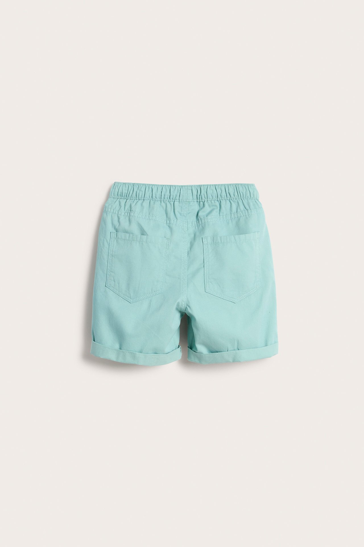 Bakfra: Lysegrønne bomullsshorts for barn med elastisk midje, oppbrettede kanter og to baklommer.