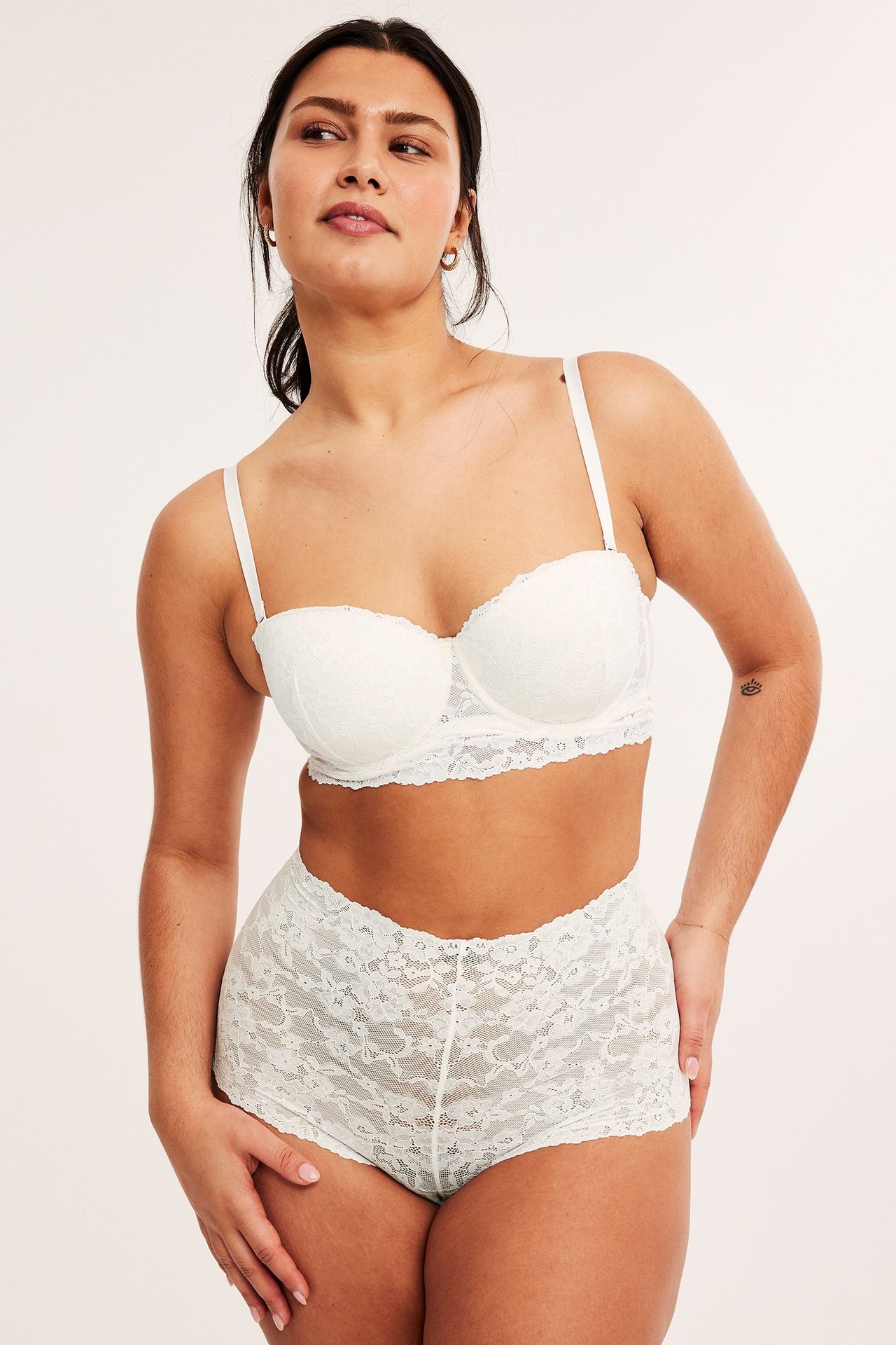 Forfra, kvinne i offwhite blonde cheeky truser og matchende offwhite blonde-BH.