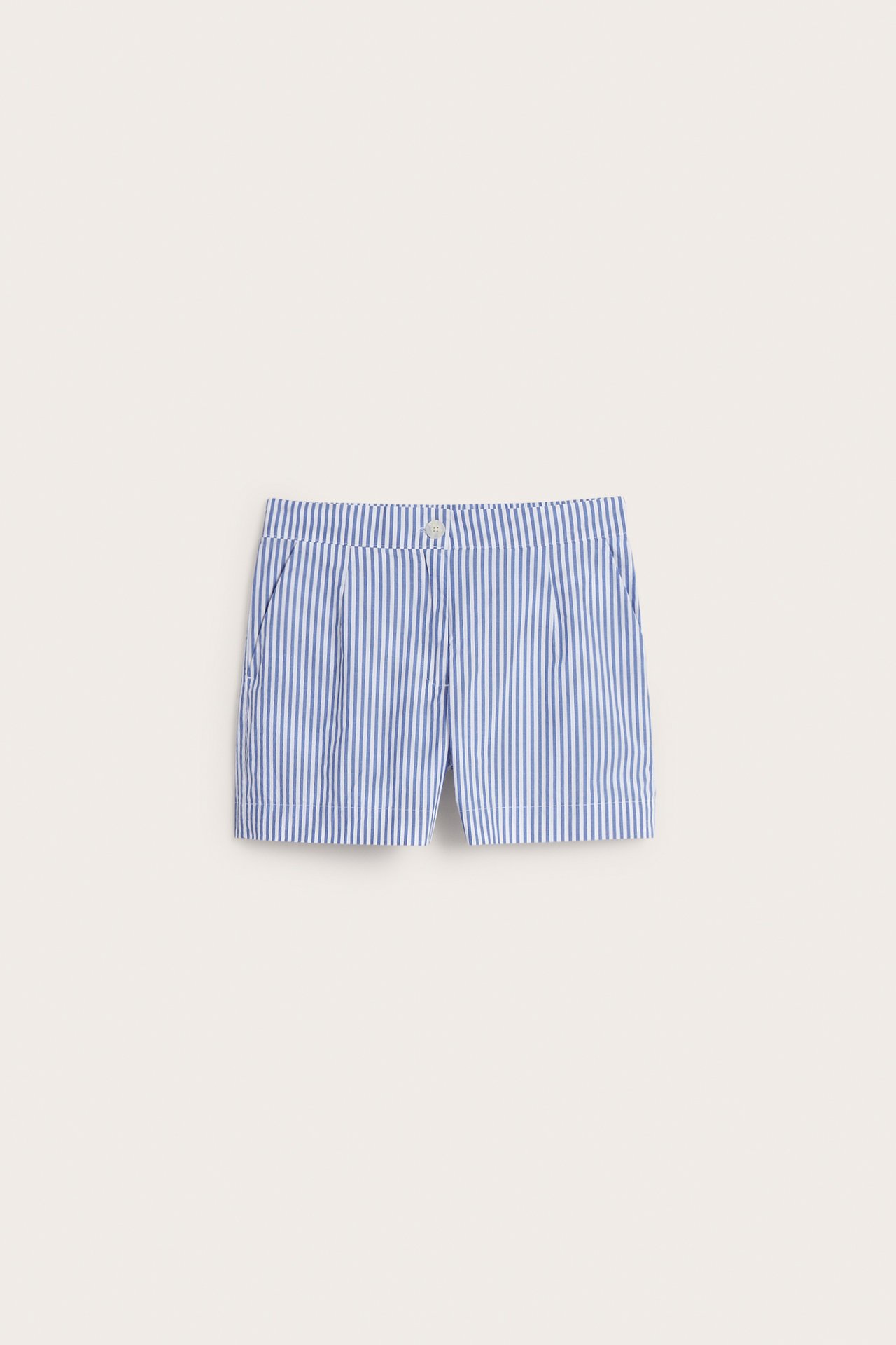 Frontvisning av blå- og hvitstripete bomullspoplinshorts med folder, sidelommer og knappelukking.