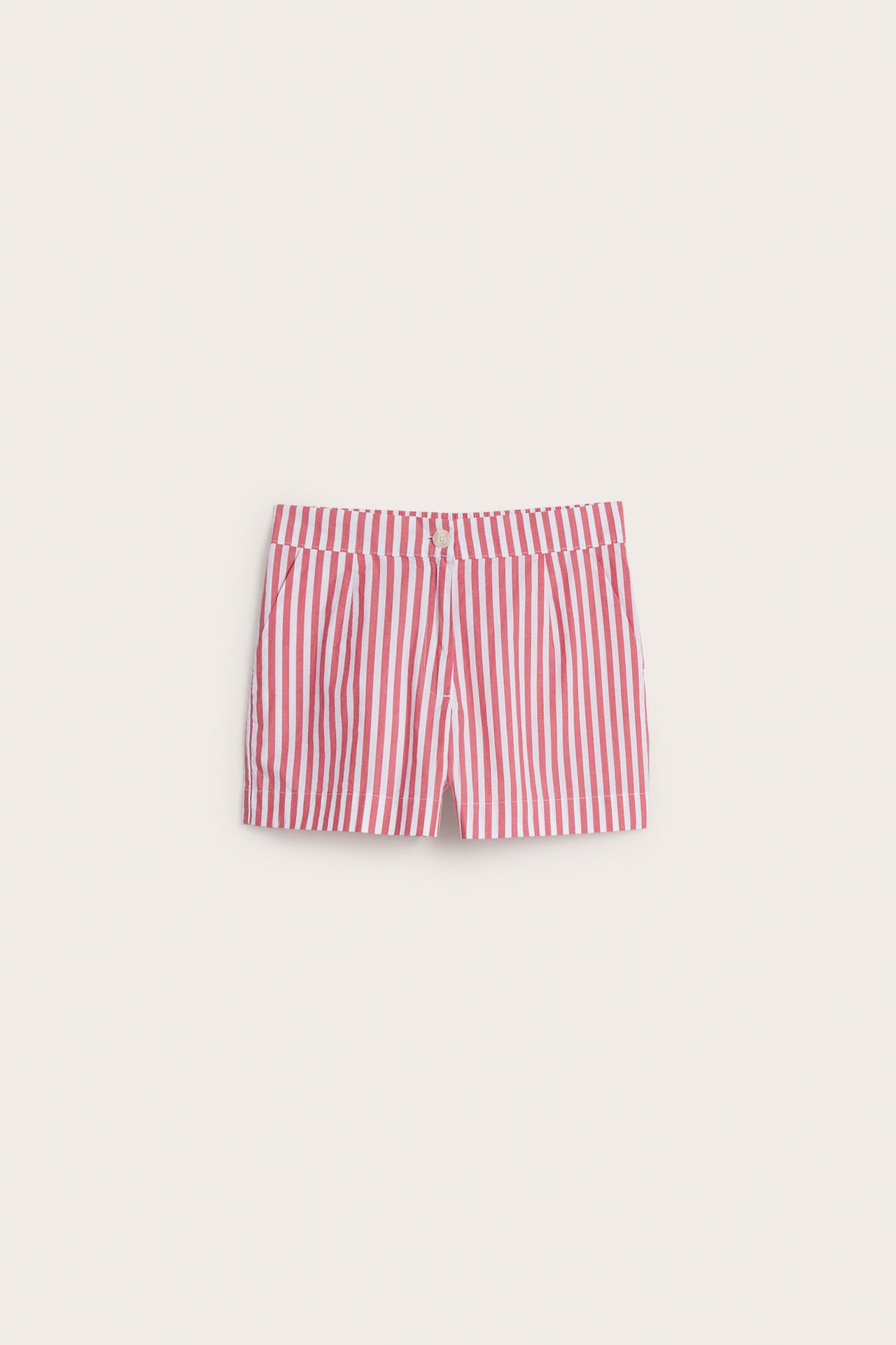 Framifrån, röda och vitrandiga bomullsshorts med knapp- och dragkedjestängning.
