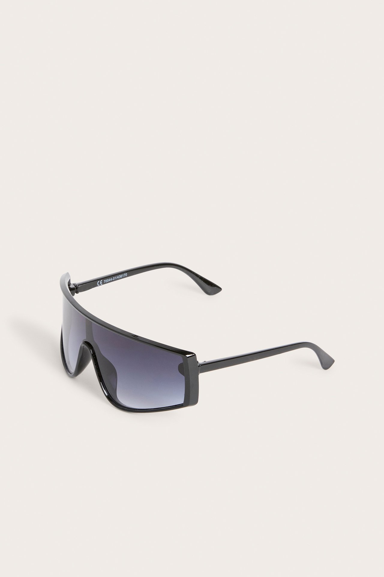 Sidevisning av svarte sporty solbriller i plast med graderte glass.